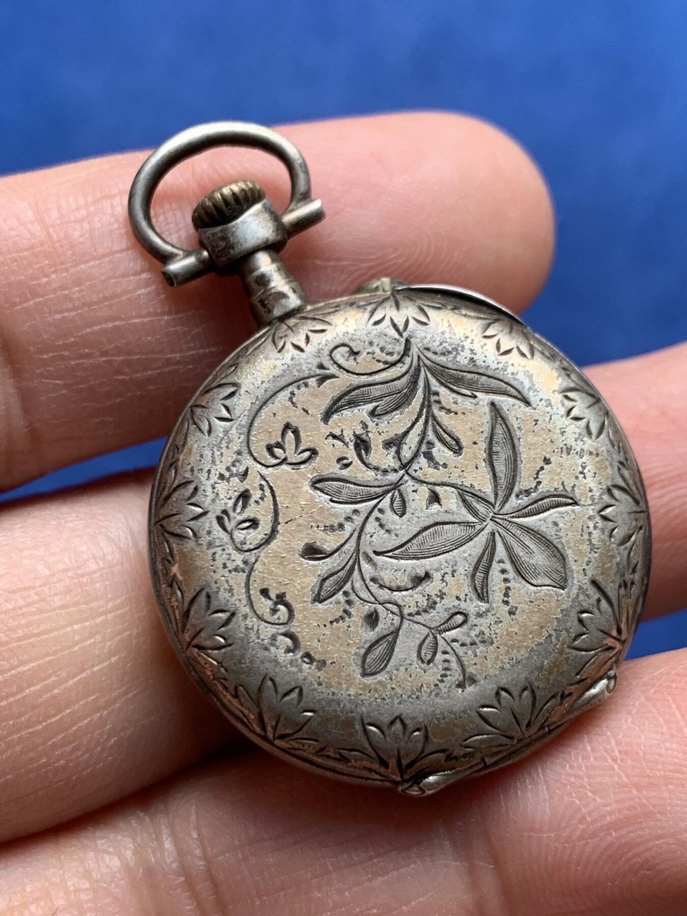 《竞宝斋》第369场 周日，周一 2场连拍 （全场包邮） 欧洲十九世纪怀表 带刻花 双面盖子可打开 目前不走时 19克 29.1*38.2*9.5mm 细节见图