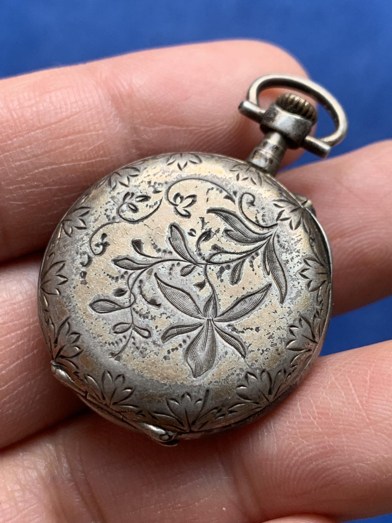 《竞宝斋》第369场 周日，周一 2场连拍 （全场包邮） 欧洲十九世纪怀表 带刻花 双面盖子可打开 目前不走时 19克 29.1*38.2*9.5mm 细节见图