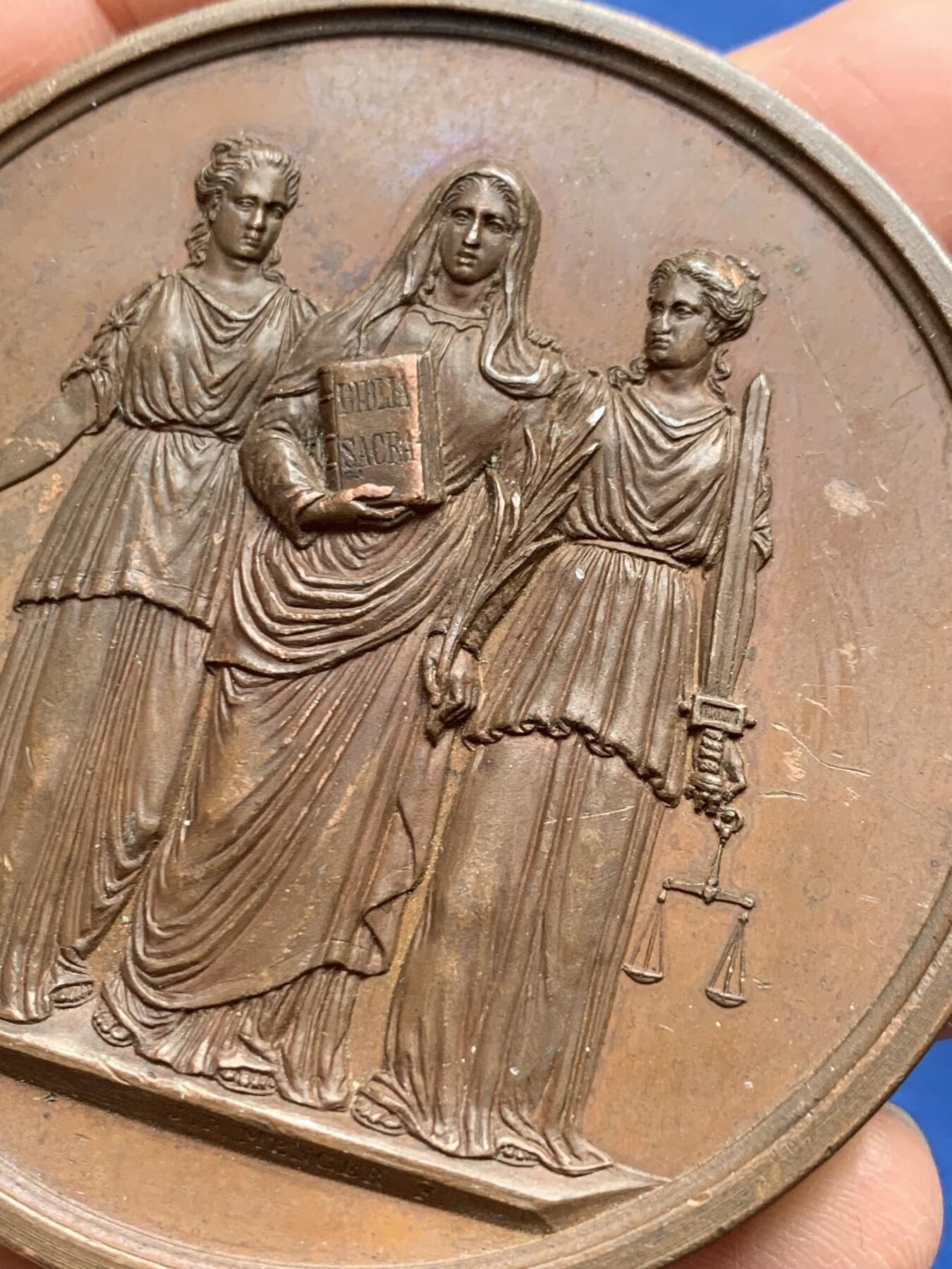 《竞宝斋》第369场 周日，周一 2场连拍 （全场包邮） 荷兰1877年大铜章，正面阿姆斯特丹的王冠纹章，背三女神（医学、神学、法律），66mm，143.6克，非常漂亮