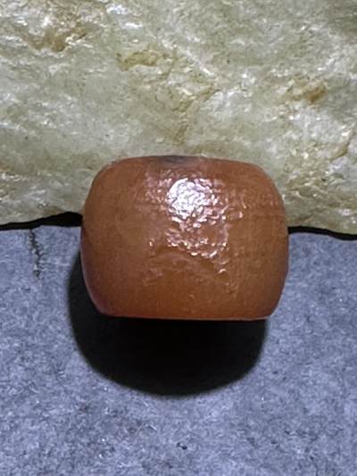 高玉化风化纹酒红玛瑙随形桶珠一颗， - 高玉化风化纹酒红玛瑙随形桶珠一颗，