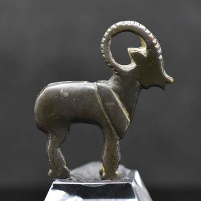 【良泉】【直播场】第三十期，4月24日晚19.30点开拍！200组，西方古代钱币、古代印章专场（本场结束后，本月寄存物品需要邮寄清空，有寄存的朋友请注意） - 公元11-13世纪【伊朗】大角羊题材，青铜锁护身符，13.84克