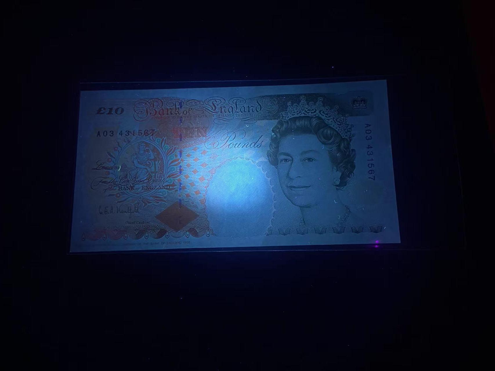 【炜奕收藏】，第二十八期，多张亚洲纪念钞 1992年英国E序列初版皇冠10镑，稀少品种，UNC-品相，有轻微压痕，A03冠早期冠