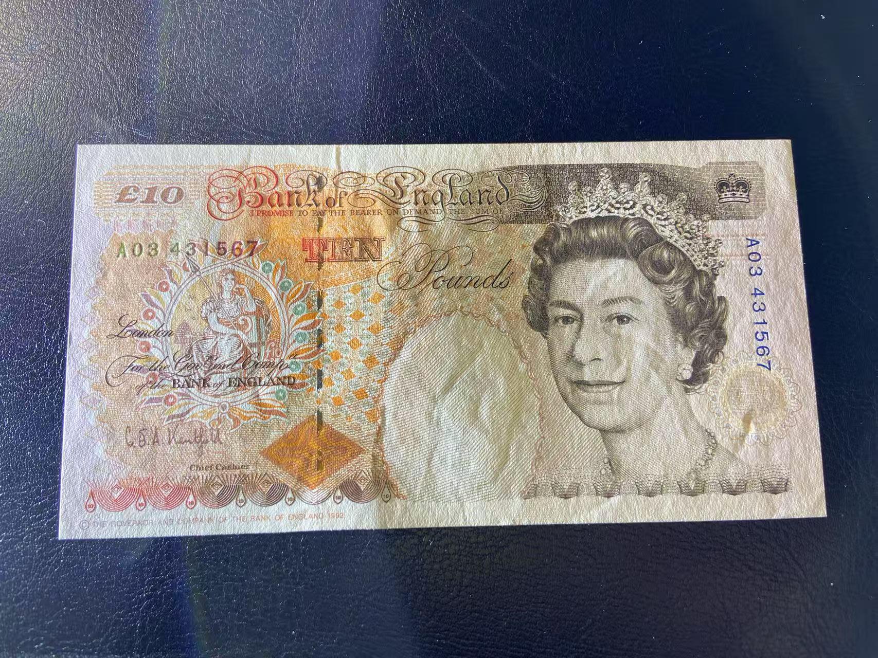 【炜奕收藏】，第二十八期，多张亚洲纪念钞 1992年英国E序列初版皇冠10镑，稀少品种，UNC-品相，有轻微压痕，A03冠早期冠