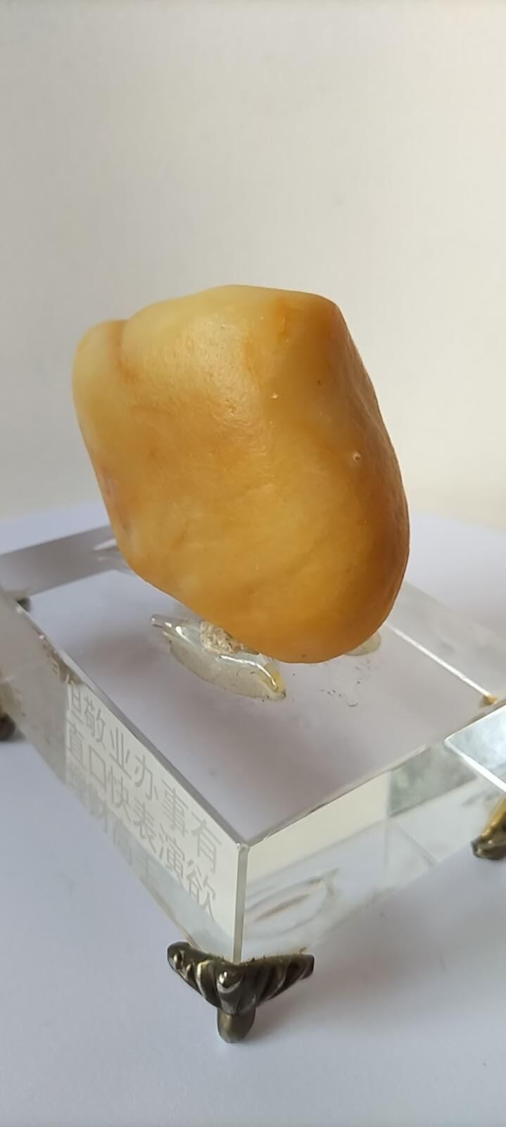 [4月6日奇珍异宝评级卡] 哈密戈壁料—【油疙瘩】。天然原石，完整保真，手感、油性、型、色俱佳。（规格:6.5×5.2×2.2cm,重165.5g)。多单石头满1000元包邮，与磁卡合并1500以上包邮，1500以下补10元邮费（港澳台另议）。