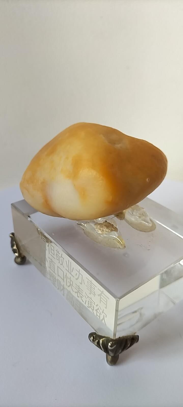 [4月6日奇珍异宝评级卡] 哈密戈壁料—【油疙瘩】。天然原石，完整保真，手感、油性、型、色俱佳。（规格:6.5×5.2×2.2cm,重165.5g)。多单石头满1000元包邮，与磁卡合并1500以上包邮，1500以下补10元邮费（港澳台另议）。