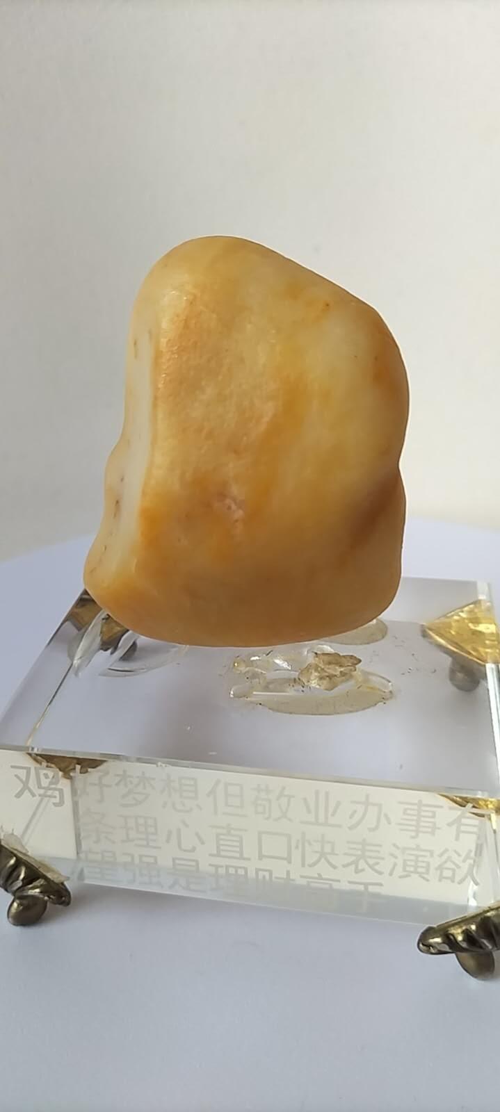 [4月6日奇珍异宝评级卡] 哈密戈壁料—【油疙瘩】。天然原石，完整保真，手感、油性、型、色俱佳。（规格:6.5×5.2×2.2cm,重165.5g)。多单石头满1000元包邮，与磁卡合并1500以上包邮，1500以下补10元邮费（港澳台另议）。
