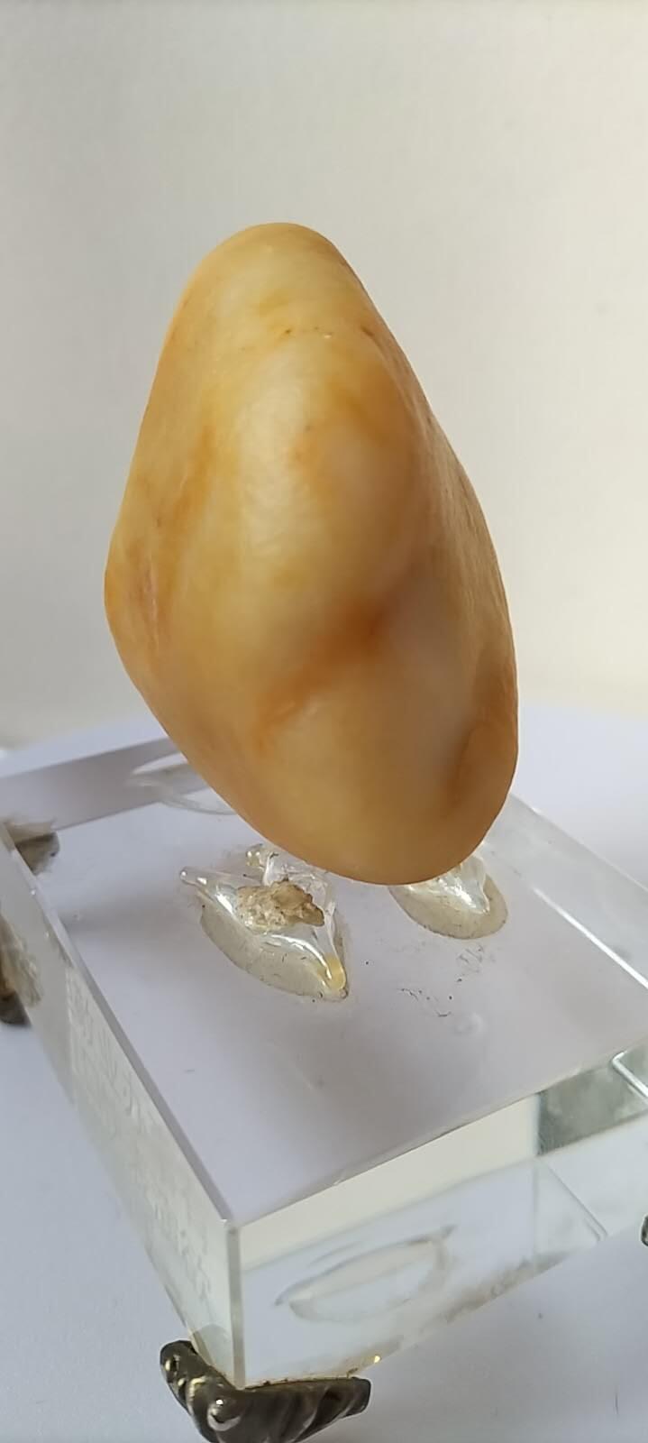 [4月6日奇珍异宝评级卡] 哈密戈壁料—【油疙瘩】。天然原石，完整保真，手感、油性、型、色俱佳。（规格:6.5×5.2×2.2cm,重165.5g)。多单石头满1000元包邮，与磁卡合并1500以上包邮，1500以下补10元邮费（港澳台另议）。