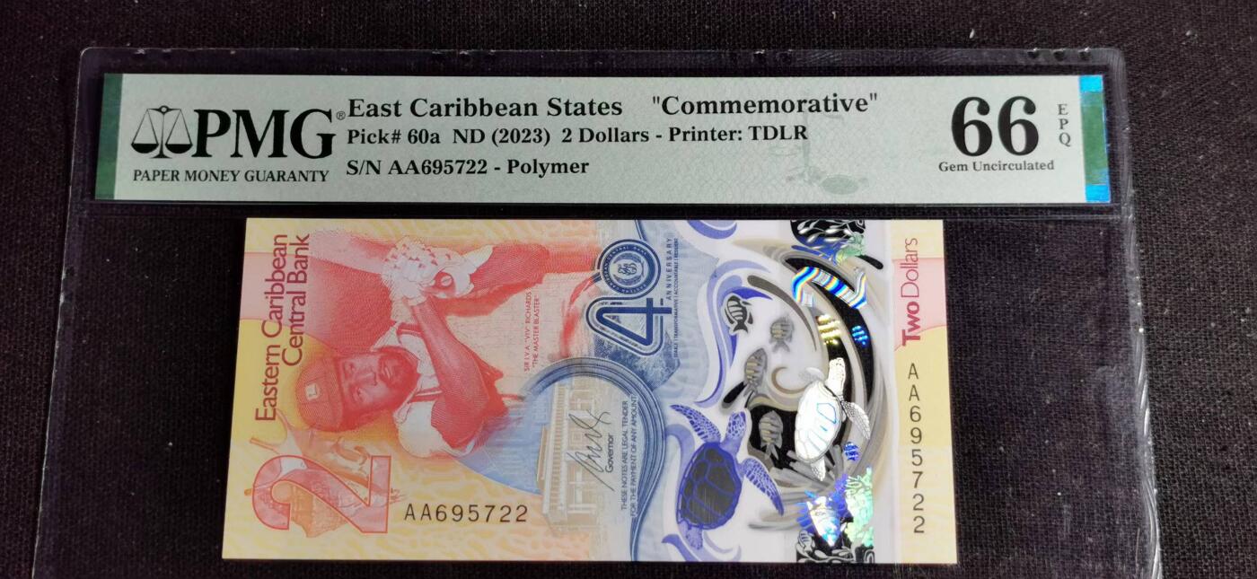刘世昌艺术品销售中心～虎踞龙蟠*金杨在线联拍群第513期 东加勒比2023年2元（PMG   66E    号码：AA695722）1枚。此币荣获当年IBNS大奖赛“最佳纸币”大奖。