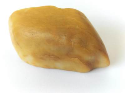 [4月6日奇珍异宝评级卡] - 哈密戈壁料—【彩玉手把】。天然原石，完整保真，透光、油性、型、色俱佳，把玩巧雕均可。（规格:7.5×3.7×2.8cm,重171.5g)。多单石头满1000元包邮，与磁卡合并1500以上包邮，1500以下补10元邮费（港澳台另议）。