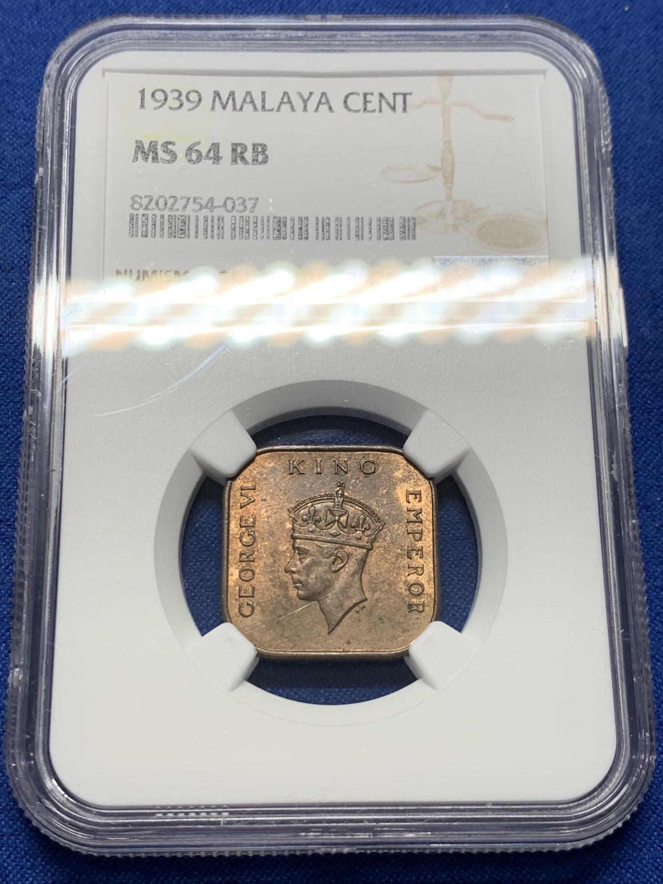 《竞宝斋》第370场 周日，周一 2场连拍 （全场包邮） NGC MS64RB 1939马来亚1分 方块形铜币 保存得很不错 铜光充沛 细节清晰 市面上基本都是63分左右的分数 好品还是比较少的