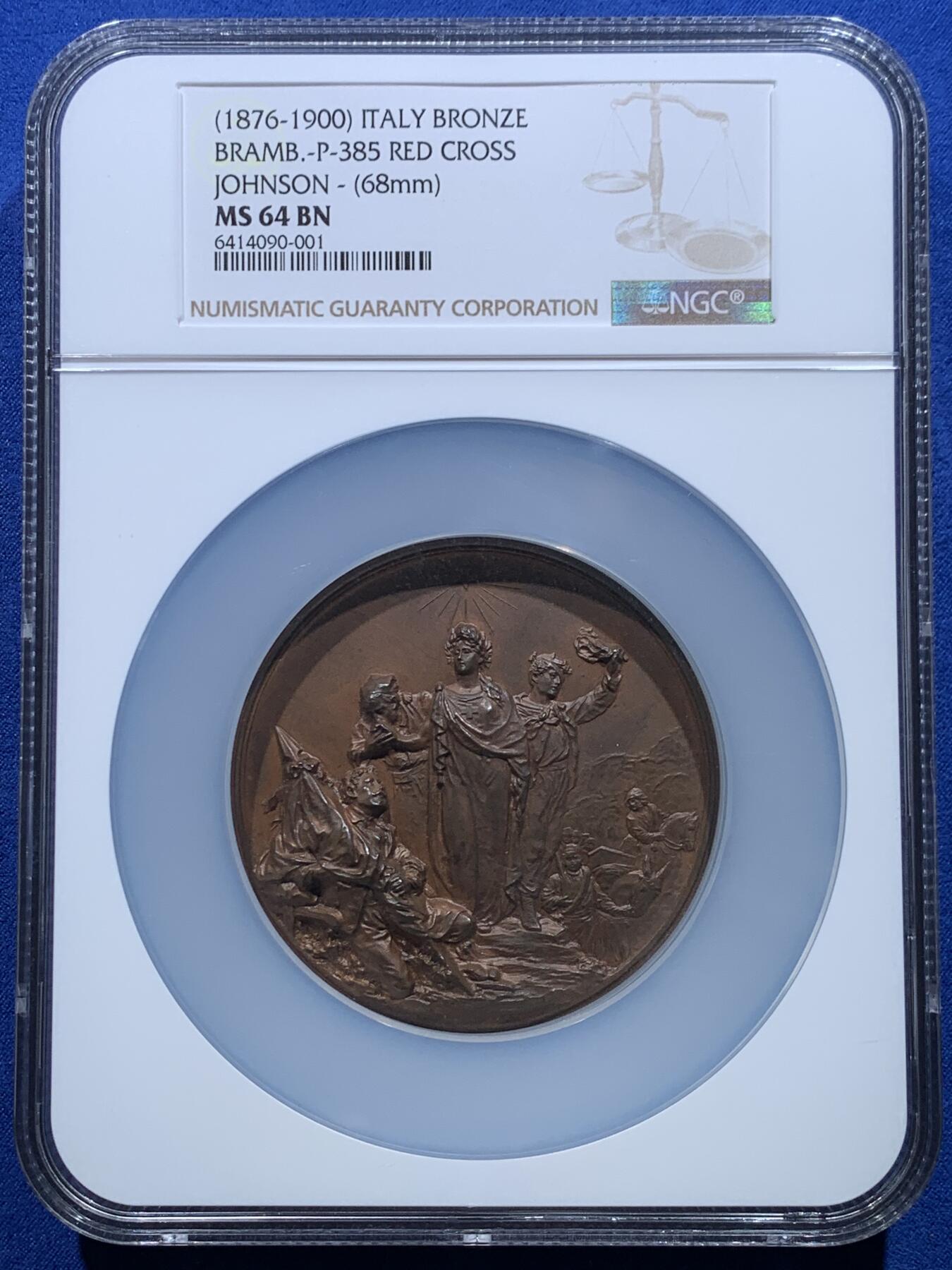 《竞宝斋》第370场 周日，周一 2场连拍 （全场包邮） NGC MS64BN 意大利红十字会纪念铜章 雕刻大师Cappuccio作品（代表作哥伦布发现新大陆铜章），直径68mm，该奖章用颁发给对意大利红十字会做出巨大贡献的人士，数量稀少。双面写实的超高浮雕，体现了掌上雕塑的魅力，且玩且珍惜。加大加厚盒
