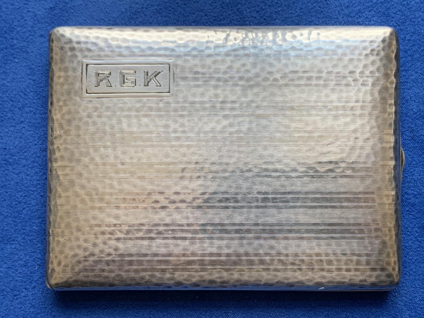 《竞宝斋》第370场 周日，周一 2场连拍 （全场包邮） 英国早期银制烟盒 上世纪初期制作历经百年沧桑，鱼籽地章捶压内盒鎏金工艺，别卡上90银标，重约114.5克，外尺寸约：104*78*11毫米。内部非常清洁，没有这类常见的污渍包浆等瑕疵，作为实用器而言整体保存状态很舒服，可放无过滤嘴或短支款型亦可作为卡片盒使用。