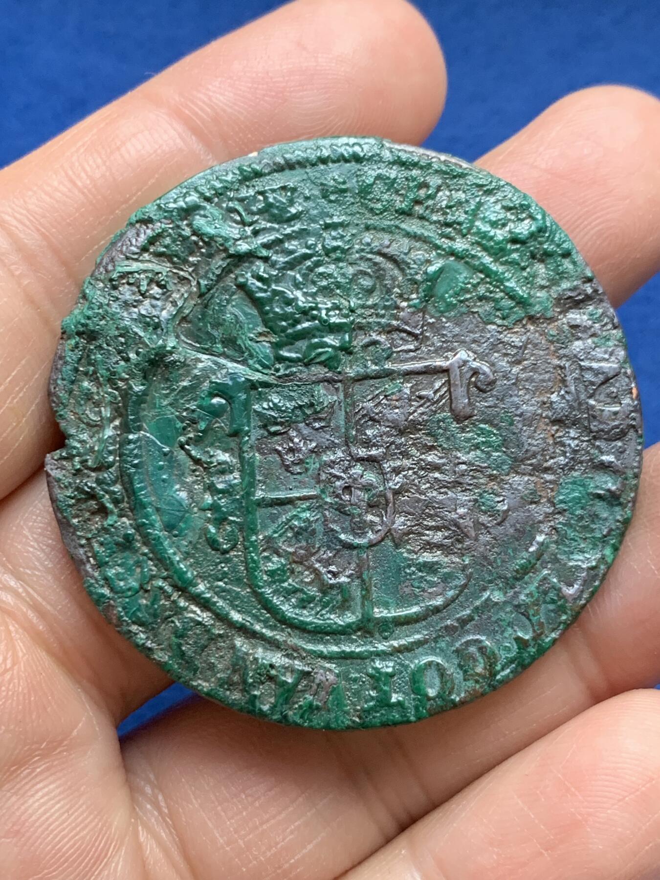 《竞宝斋》第370场 周日，周一 2场连拍 （全场包邮） 少见 北欧瓦萨王朝克里斯蒂娜女王1欧尔大铜币。1639年（罗马字纪年MDCXXXIX）著名的克里斯蒂娜女王时期打制，数据约为：46.5毫米，49.6克。斯堪尼亚半岛富铜矿而少银矿，这类大型铜币很多被当作贸易品出口其他国家后被熔毁重铸（如英国铜辅币），故而存世稀少！克劳斯目录指导价格XF品500美金。因工艺原因造成钱体出厂时出现不平整铸缺等该品种的常见状态，整体相对保存不错，有较重的硬绿锈，尚有较大