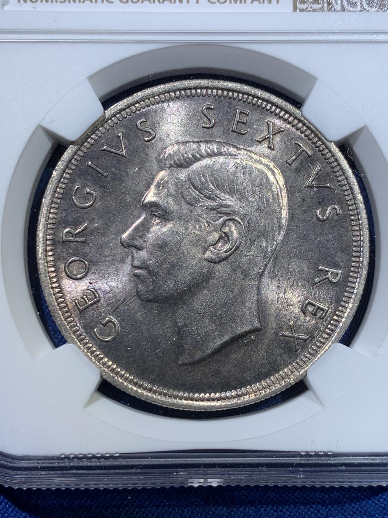 《竞宝斋》第370场 周日，周一 2场连拍 （全场包邮） NGC MS63 南非1952年5先令 经典品种 很少见的黑金包浆 非常漂亮 有历史感 两面转光带一点点彩