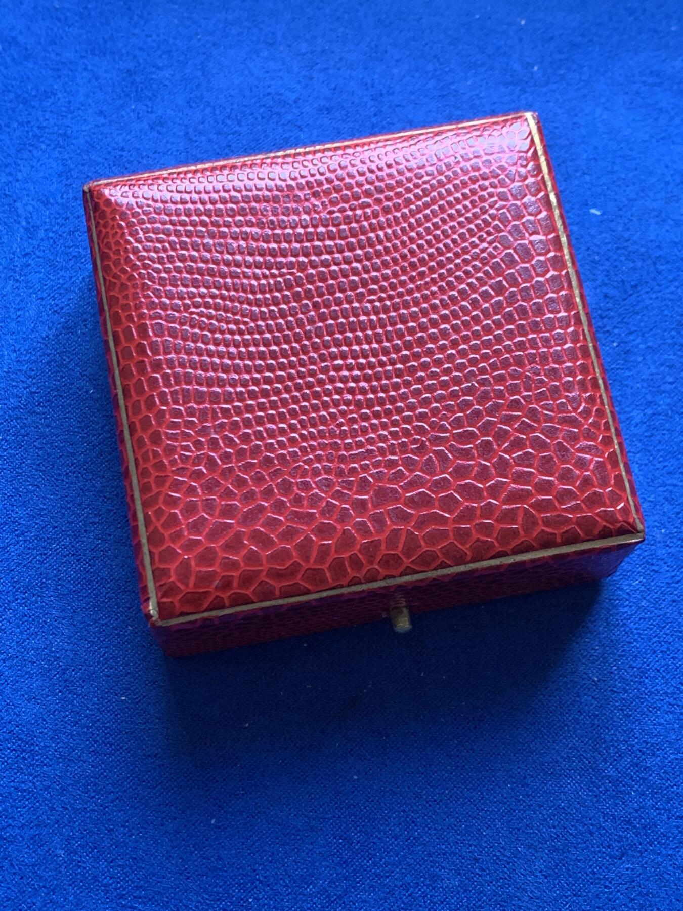 《竞宝斋》第370场 周日，周一 2场连拍 （全场包邮） 法国二战国家战俘联盟纪念银章 带盒 菱形野猪头银标 47.85克 41.5mm