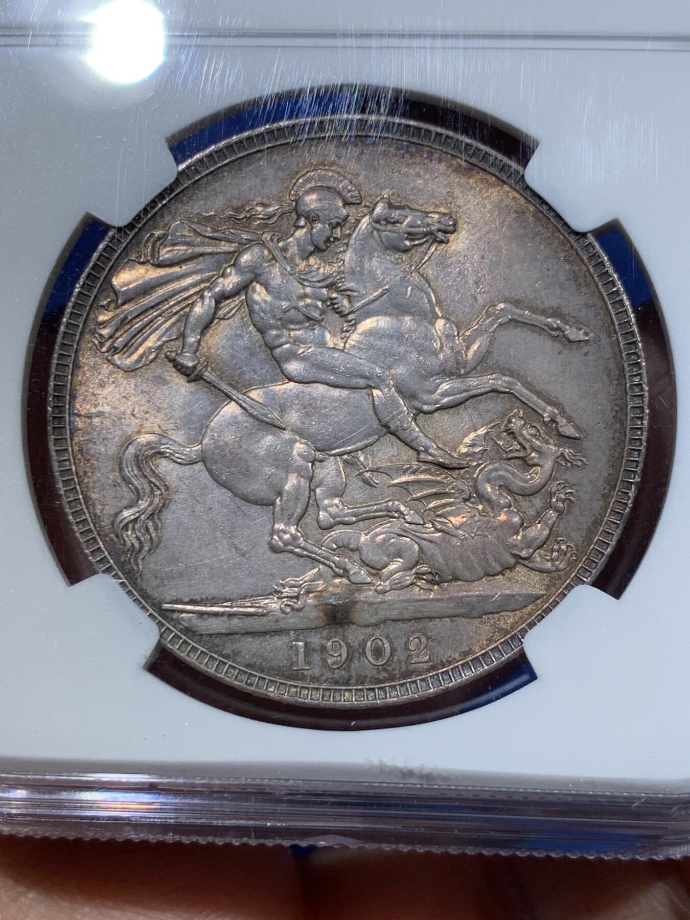 《竞宝斋》第370场 周日，周一 2场连拍 （全场包邮） NGC MS63 英国1902年爱德华七世马剑克朗 双面欧洲五彩包浆过于美丽 值得珍藏