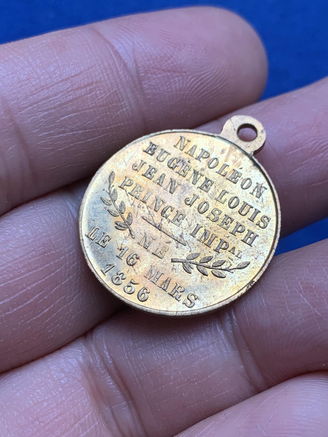 《竞宝斋》第370场 周日，周一 2场连拍 （全场包邮） 法国1856年皇太子拿破仑四世降世纪念镀金章，4.85克，23.6mm。少见品种，拿四主题的章牌不常见。镀层状态很好，小章金光闪闪，品相极佳。