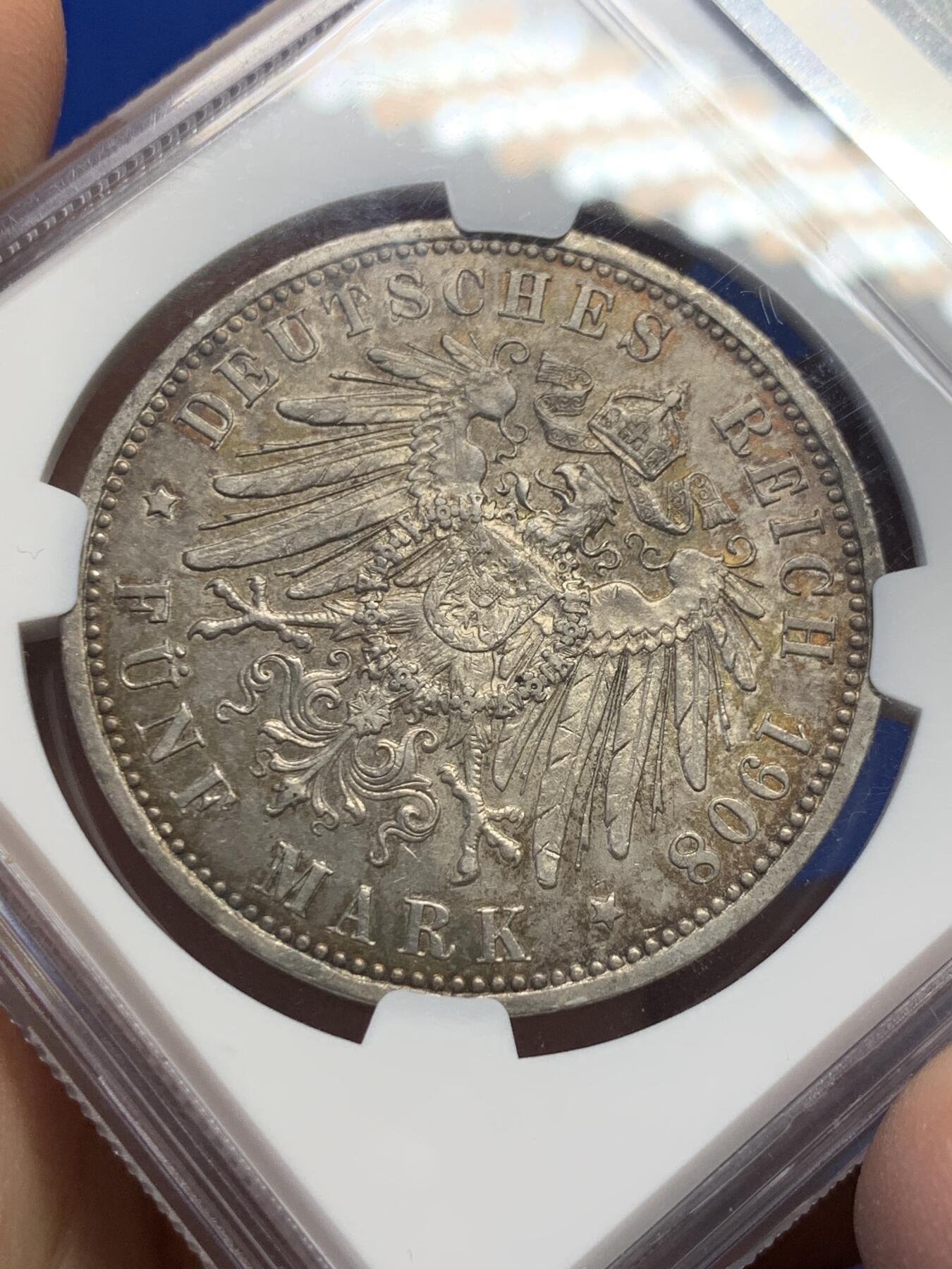 《竞宝斋》第370场 周日，周一 2场连拍 （全场包邮） NGC AU55 德国 1908年A 威廉二世5马克 银币 双面泛金红色原味包浆，底板细节保存较好。