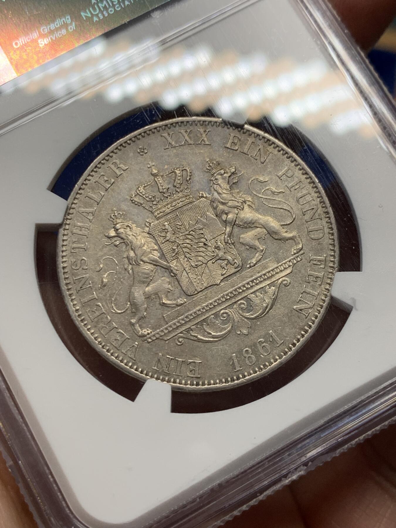 《竞宝斋》第370场 周日，周一 2场连拍 （全场包邮） NGC AU55 德国 1861年 巴伐利亚马克西米利安二世双狮盾徽1泰勒银币