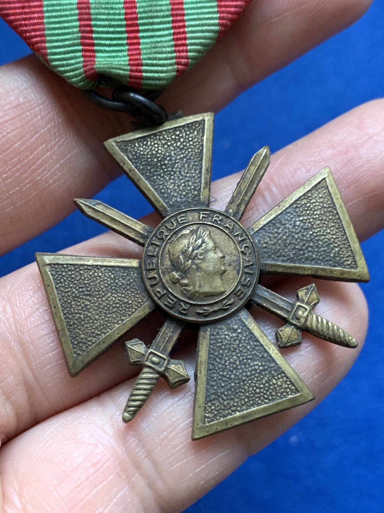 《竞宝斋》第370场 周日，周一 2场连拍 （全场包邮） 法国1939-1940年二战十字铜质奖章 总重约17.5克