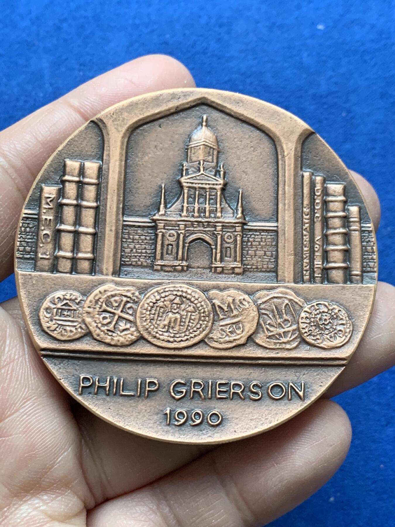 《竞宝斋》第370场 周日，周一 2场连拍 （全场包邮） 剑桥菲茨威廉博物馆委托制作 的格里尔森 铜质奖章 背面则刻有拜占庭硬币、钱币书、冈维尔与凯斯学院荣誉之门的景色 难得品种 159.2克 62mm 