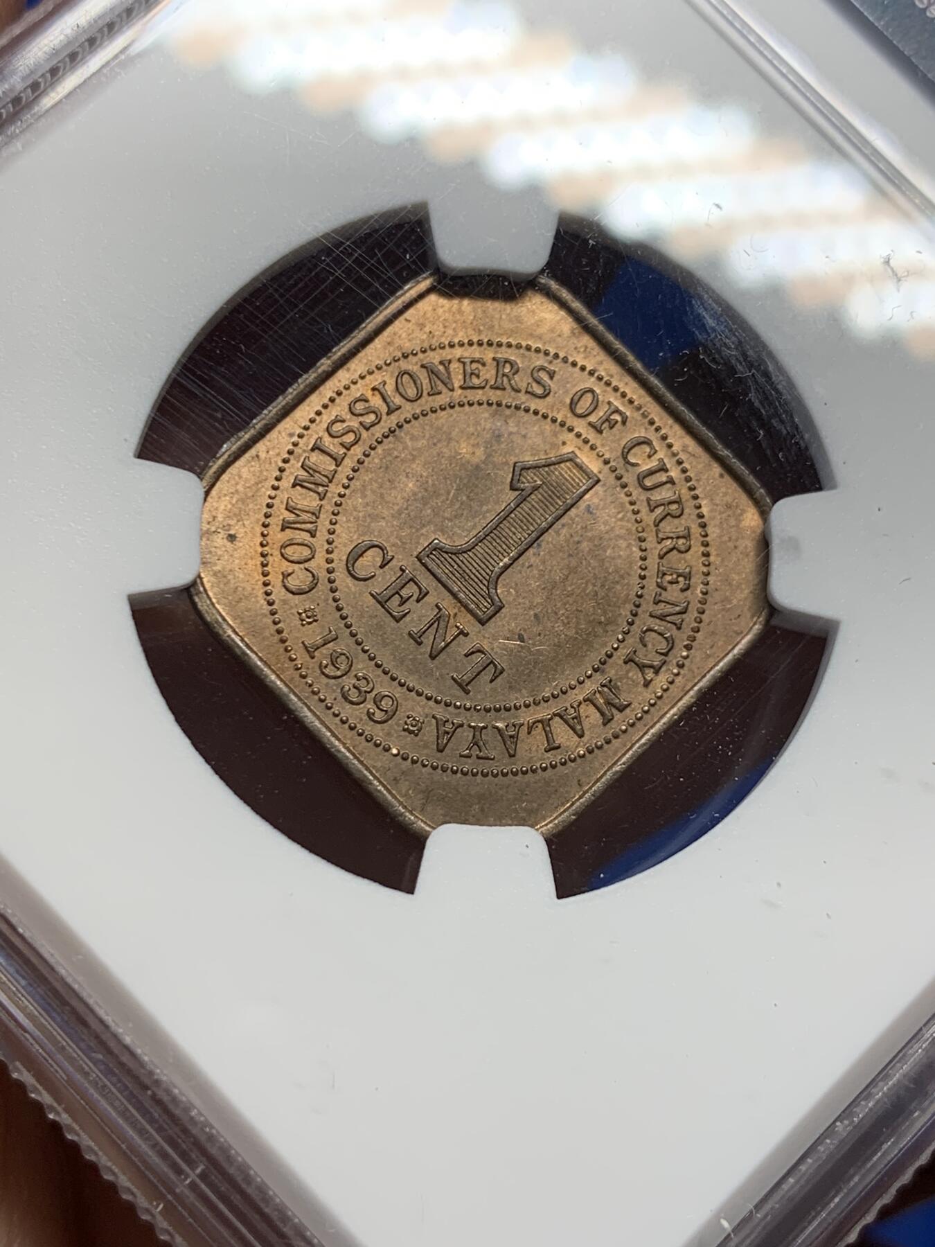 《竞宝斋》第370场 周日，周一 2场连拍 （全场包邮） NGC MS64RB 1939马来亚1分 方块形铜币 保存得很不错 铜光充沛 细节清晰 市面上基本都是63分左右的分数 好品还是比较少的