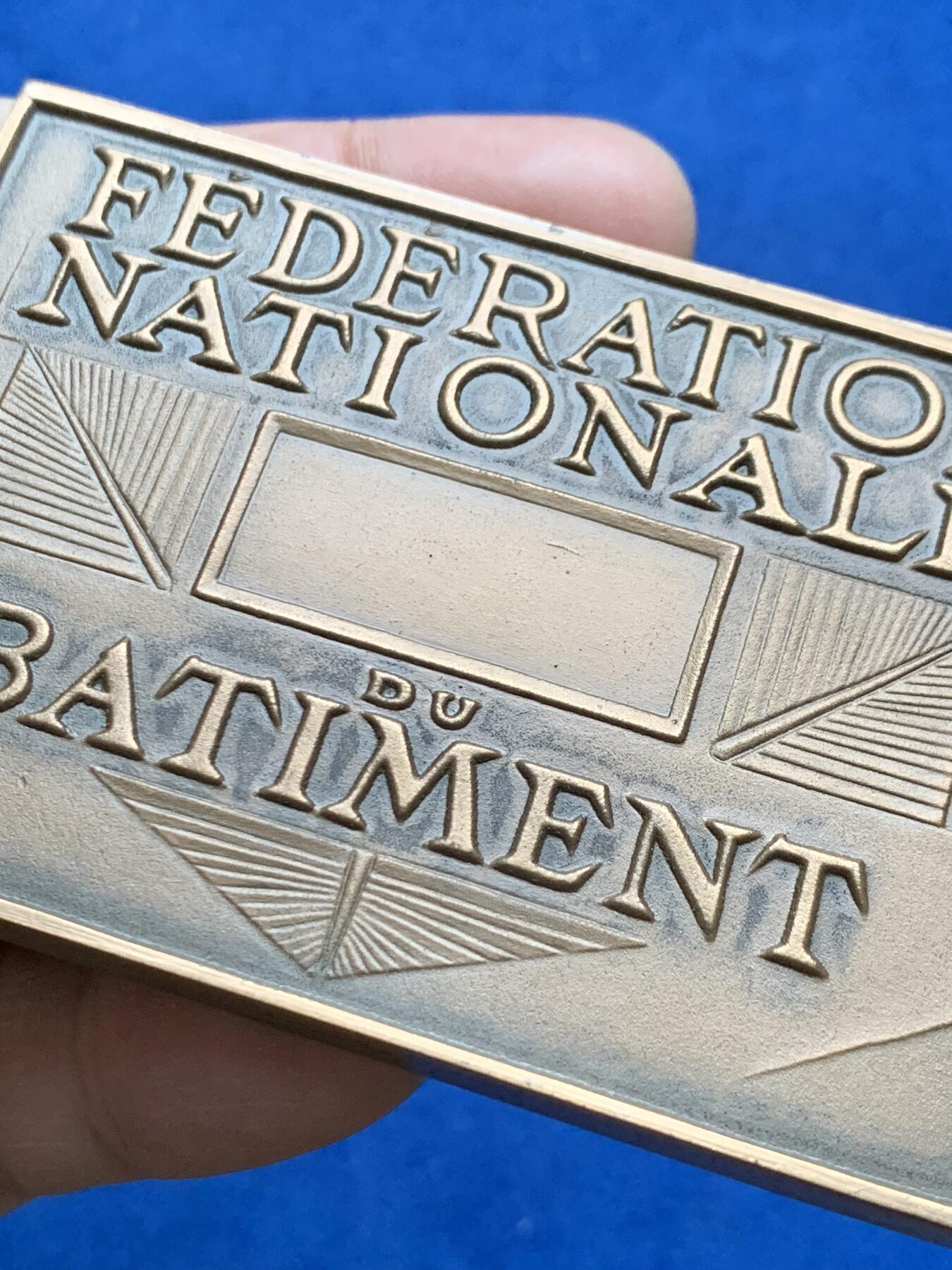 《竞宝斋》第370场 周日，周一 2场连拍 （全场包邮） 法国国家建筑联合会纪念铜方章 210克 56.8*82.5mm 1975 丰饶角铜标 带盒