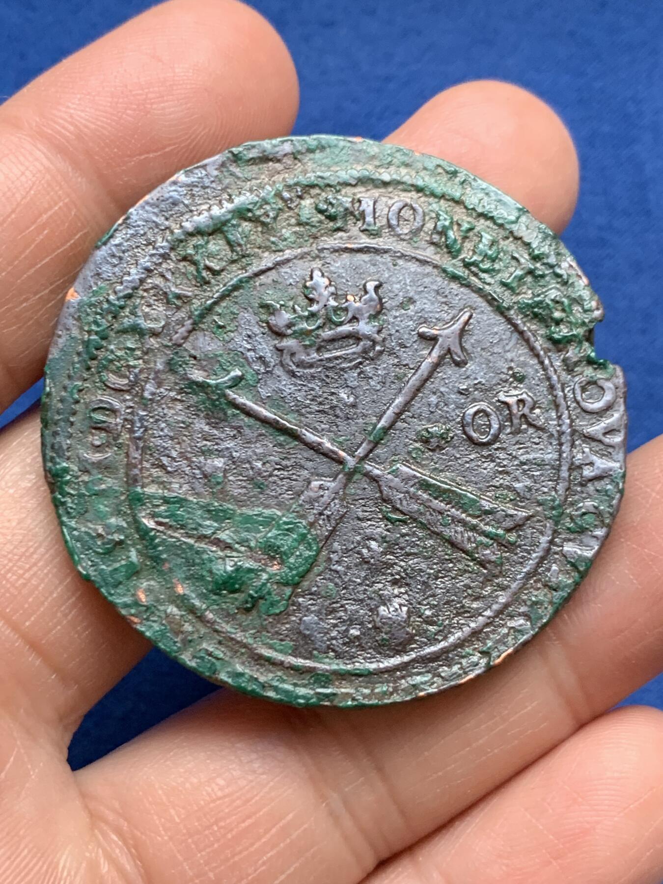 《竞宝斋》第370场 周日，周一 2场连拍 （全场包邮） 少见 北欧瓦萨王朝克里斯蒂娜女王1欧尔大铜币。1639年（罗马字纪年MDCXXXIX）著名的克里斯蒂娜女王时期打制，数据约为：46.5毫米，49.6克。斯堪尼亚半岛富铜矿而少银矿，这类大型铜币很多被当作贸易品出口其他国家后被熔毁重铸（如英国铜辅币），故而存世稀少！克劳斯目录指导价格XF品500美金。因工艺原因造成钱体出厂时出现不平整铸缺等该品种的常见状态，整体相对保存不错，有较重的硬绿锈，尚有较大