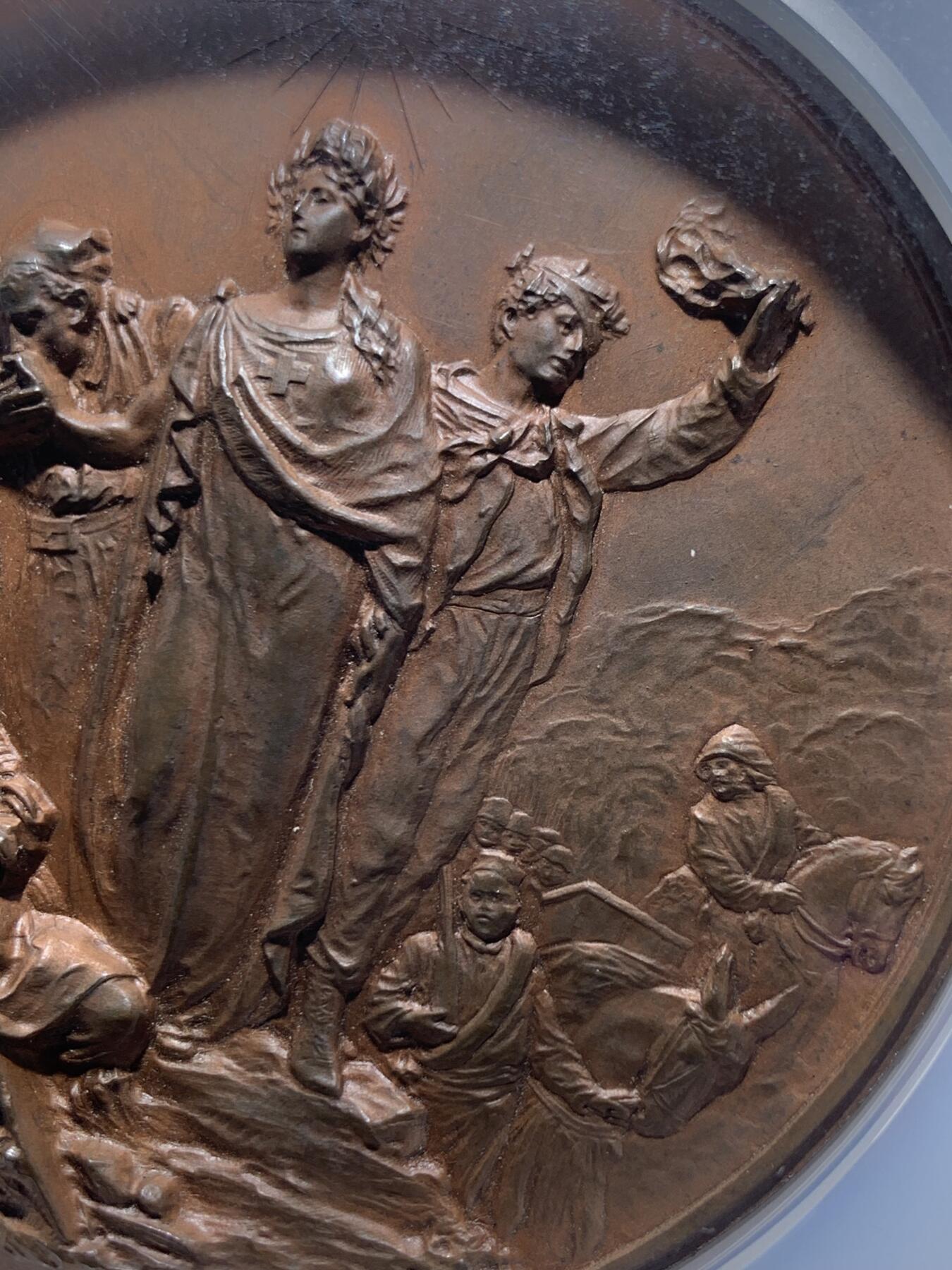 《竞宝斋》第370场 周日，周一 2场连拍 （全场包邮） NGC MS64BN 意大利红十字会纪念铜章 雕刻大师Cappuccio作品（代表作哥伦布发现新大陆铜章），直径68mm，该奖章用颁发给对意大利红十字会做出巨大贡献的人士，数量稀少。双面写实的超高浮雕，体现了掌上雕塑的魅力，且玩且珍惜。加大加厚盒