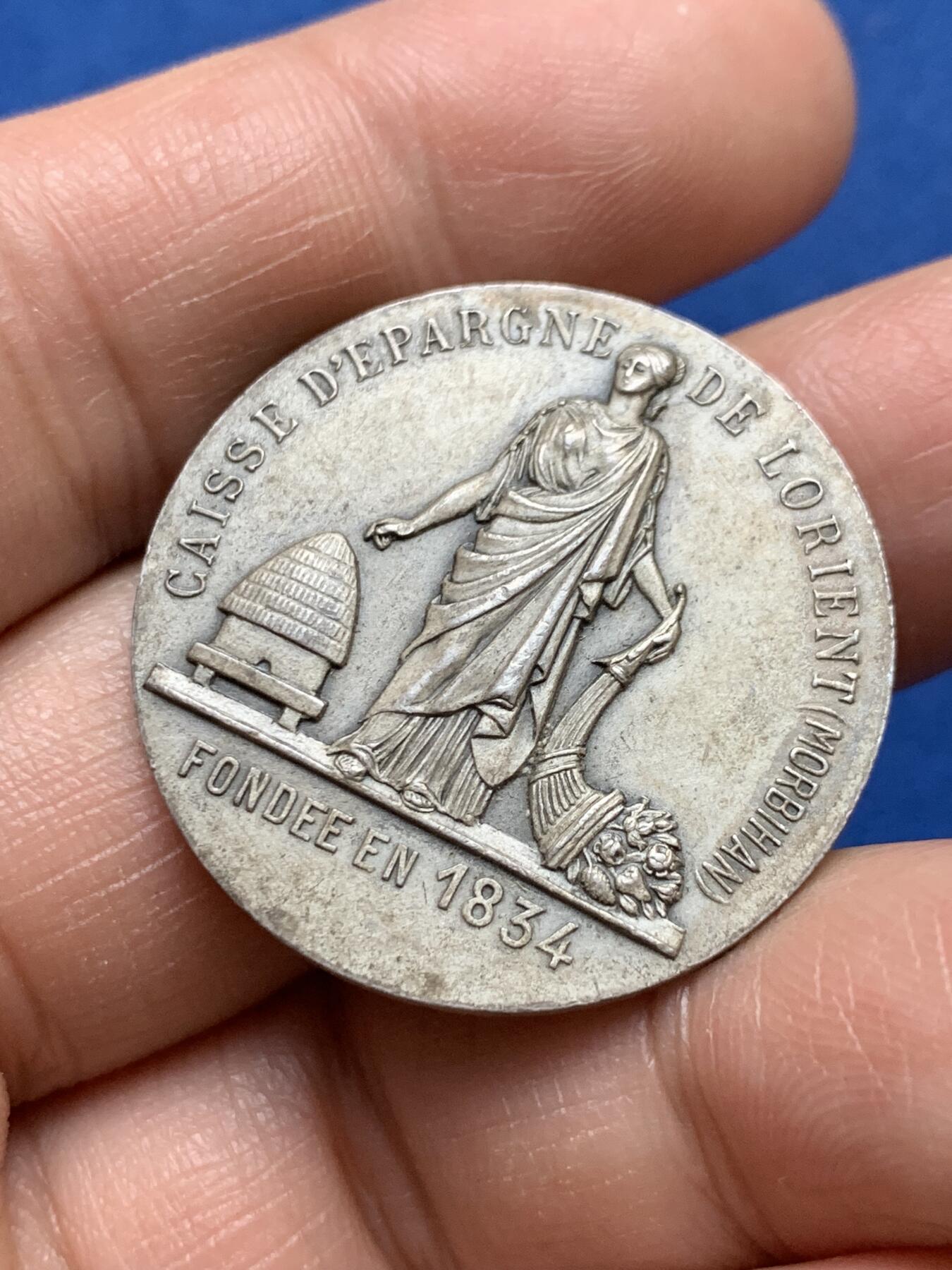 《竞宝斋》第370场 周日，周一 2场连拍 （全场包邮） 法国1834年莫尔比昂储蓄银行纪念银章，31.7mm，15.7克，丰饶角1AR边铭