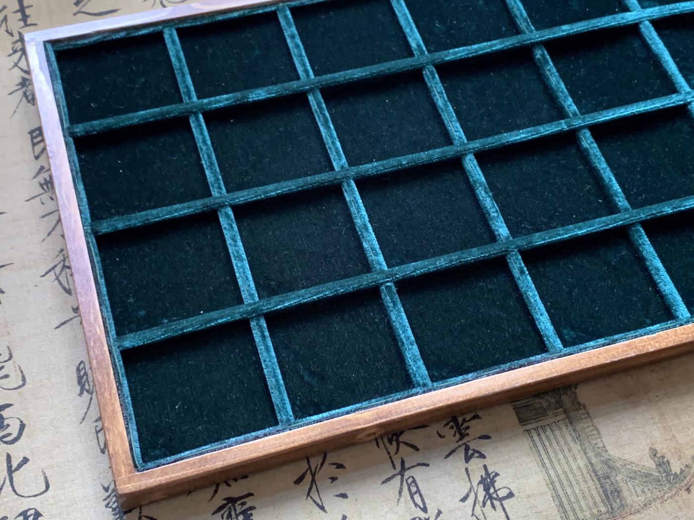 《竞宝斋》第370场 周日，周一 2场连拍 （全场包邮） 意大利Abafil收纳托盘，24格，单格直径47mm 外尺寸约348mmX220mm