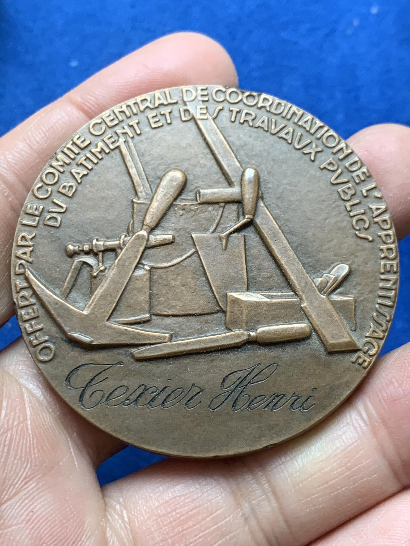 《竞宝斋》第370场 周日，周一 2场连拍 （全场包邮） 法国建筑艺术铜章 带盒 盒损坏 84.6克 54mm 丰饶角铜标