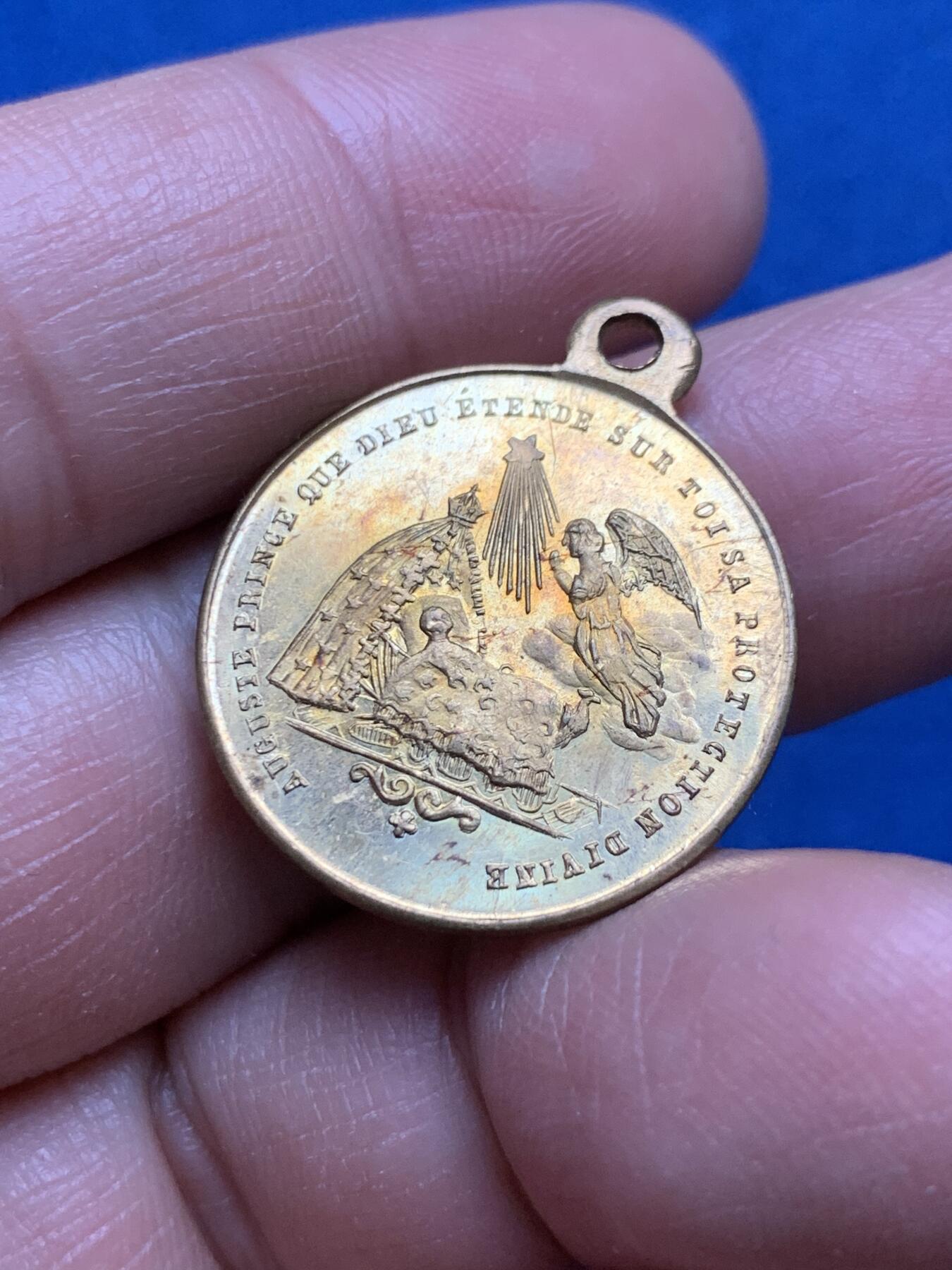 《竞宝斋》第370场 周日，周一 2场连拍 （全场包邮） 法国1856年皇太子拿破仑四世降世纪念镀金章，4.85克，23.6mm。少见品种，拿四主题的章牌不常见。镀层状态很好，小章金光闪闪，品相极佳。