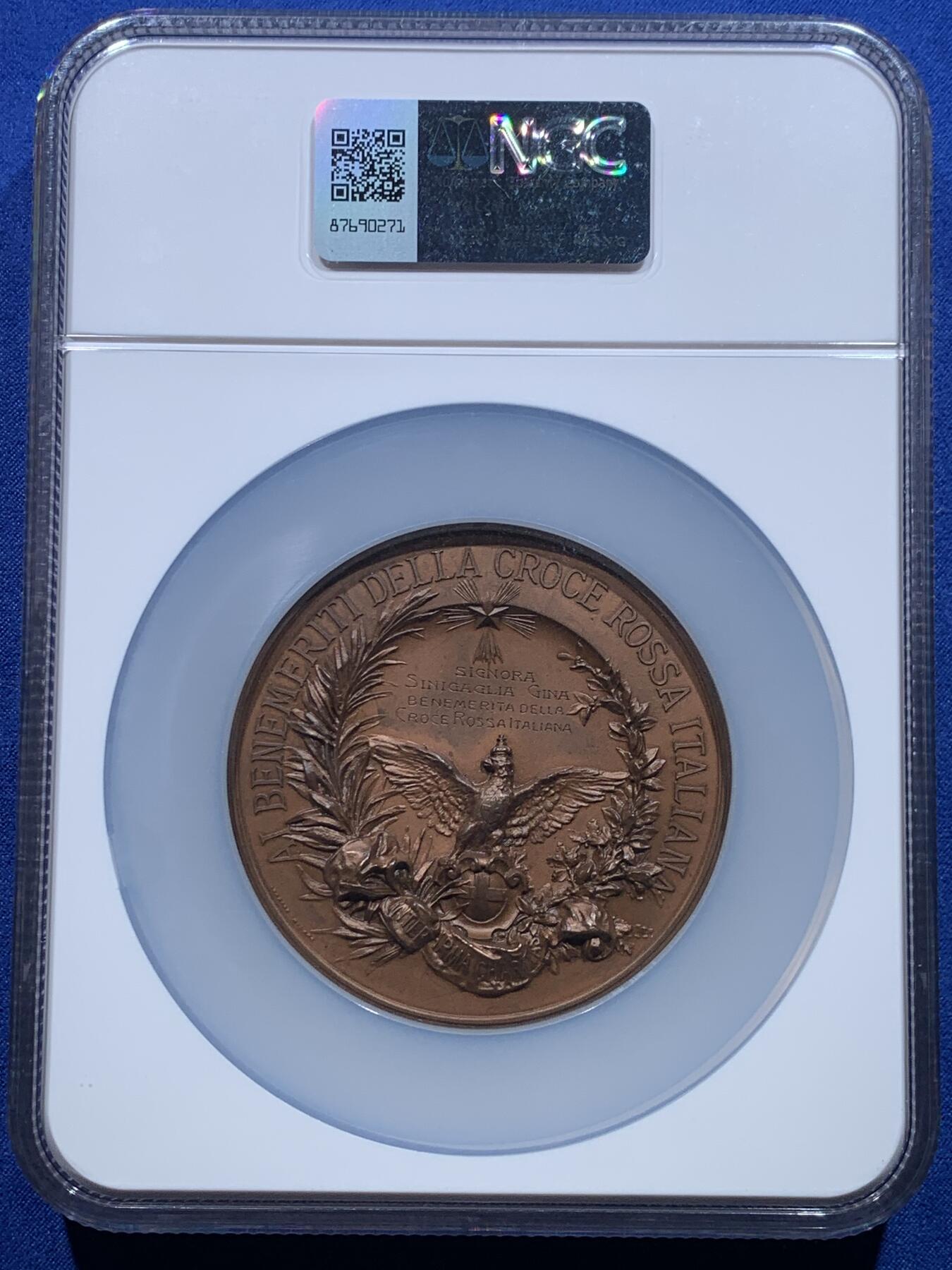 《竞宝斋》第370场 周日，周一 2场连拍 （全场包邮） NGC MS64BN 意大利红十字会纪念铜章 雕刻大师Cappuccio作品（代表作哥伦布发现新大陆铜章），直径68mm，该奖章用颁发给对意大利红十字会做出巨大贡献的人士，数量稀少。双面写实的超高浮雕，体现了掌上雕塑的魅力，且玩且珍惜。加大加厚盒