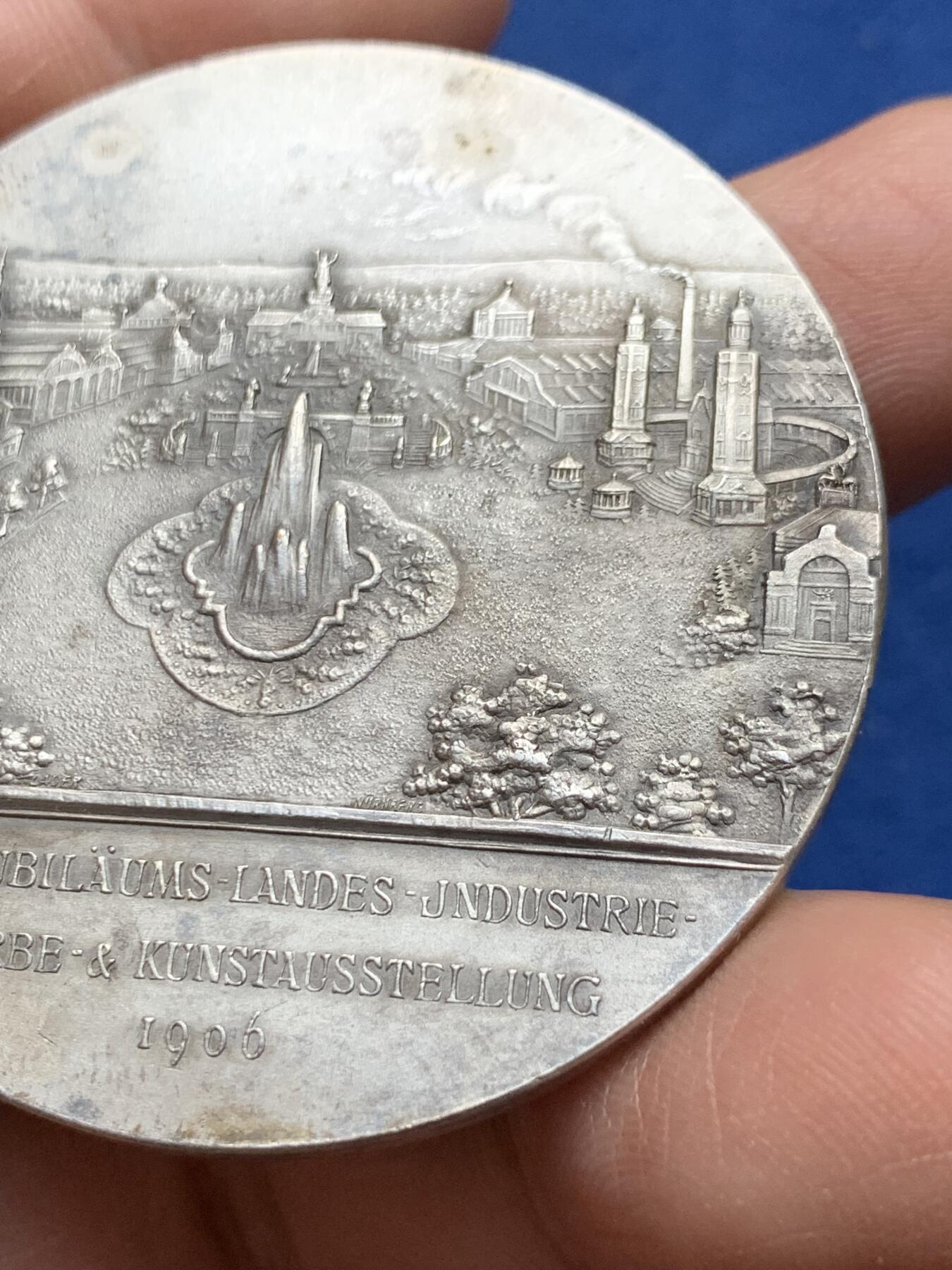 《竞宝斋》第370场 周日，周一 2场连拍 （全场包邮） 德国1906年纽伦堡城市景观镀银铜章，49.3克，50.2mm，很漂亮