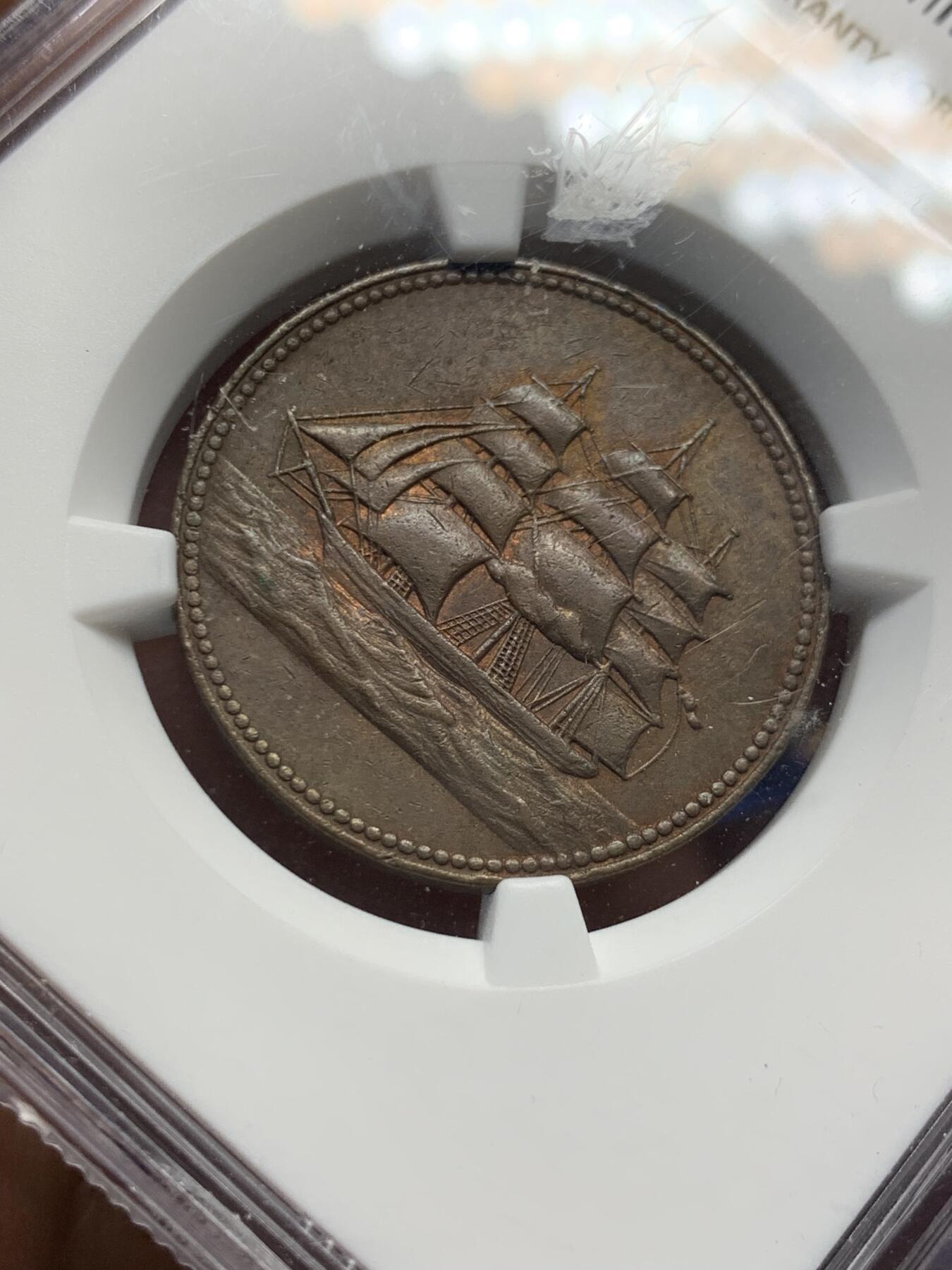 《竞宝斋》第370场 周日，周一 2场连拍 （全场包邮） NGC AU58BN 英属锡兰1866年帆船代用铜币，稀少。来自著名钱币收藏家Mark Freehill的集藏，流通于锡兰首府科伦坡。个人仅见，查找拍卖未见到同品种