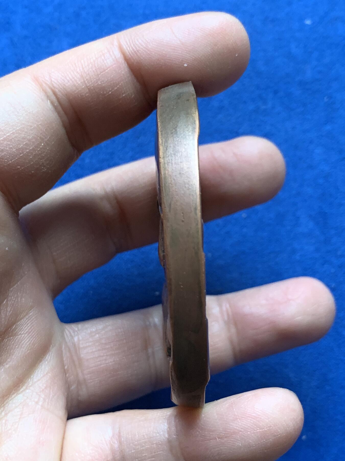 《竞宝斋》第370场 周日，周一 2场连拍 （全场包邮） 剑桥菲茨威廉博物馆委托制作 的格里尔森 铜质奖章 背面则刻有拜占庭硬币、钱币书、冈维尔与凯斯学院荣誉之门的景色 难得品种 159.2克 62mm 