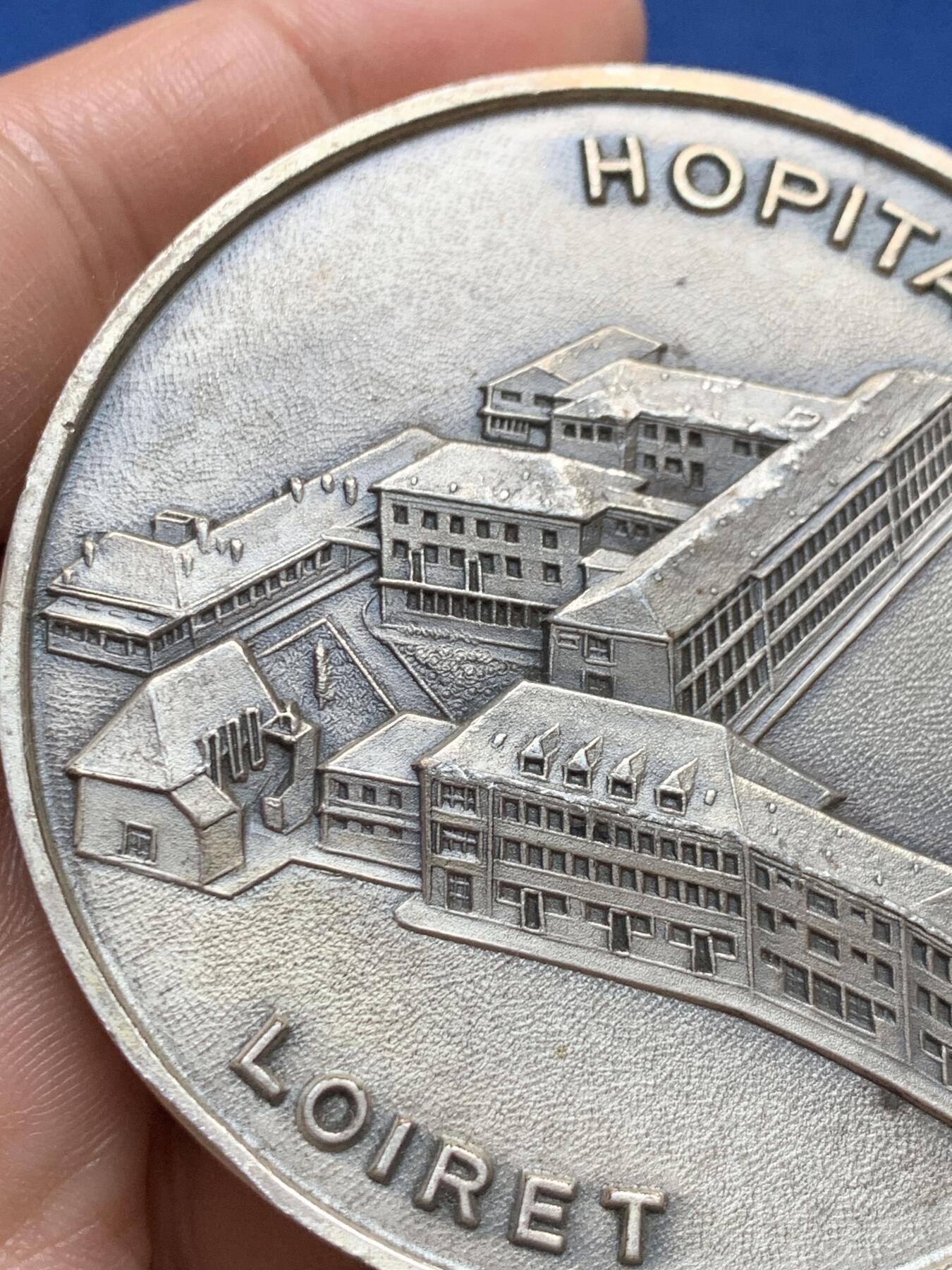 《竞宝斋》第370场 周日，周一 2场连拍 （全场包邮） 吉恩医院纪念章 三角边铭 144.5克 69.8mm