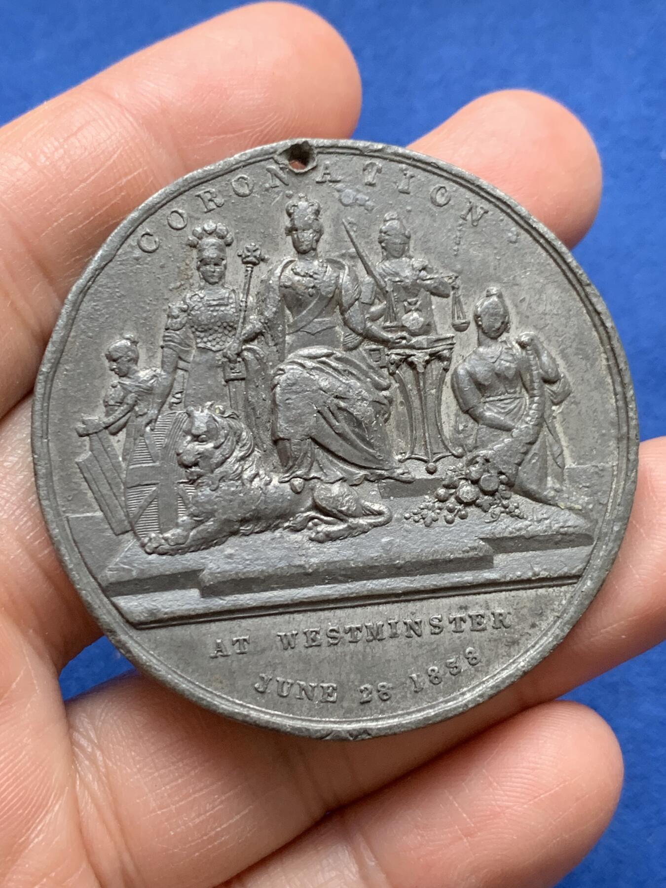 《竞宝斋》第370场 周日，周一 2场连拍 （全场包邮） 英国1838年维多利亚加冕wm章，50mm，50.1克，12点处有孔