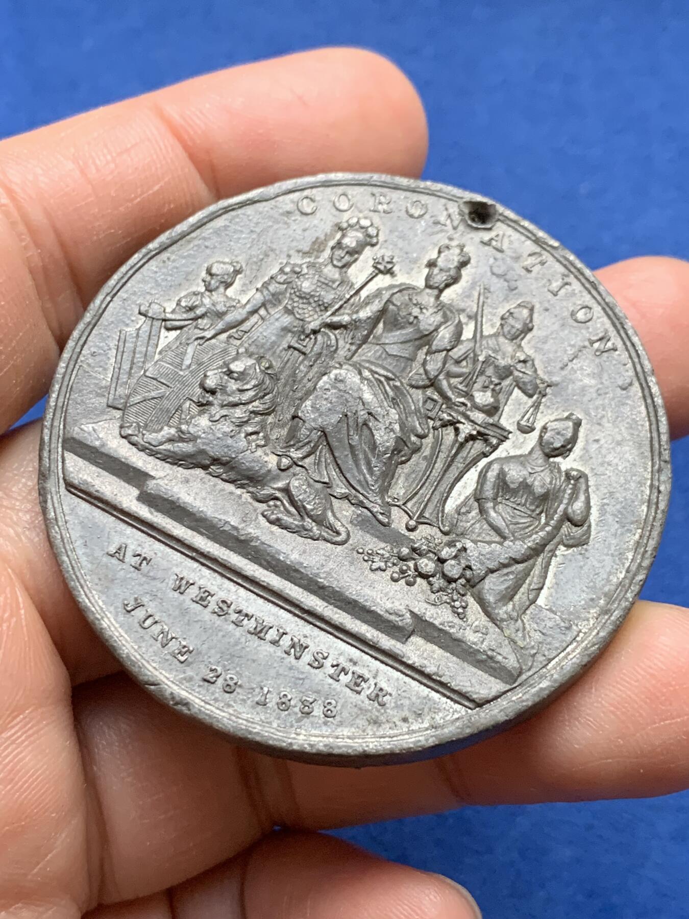 《竞宝斋》第370场 周日，周一 2场连拍 （全场包邮） 英国1838年维多利亚加冕wm章，50mm，50.1克，12点处有孔