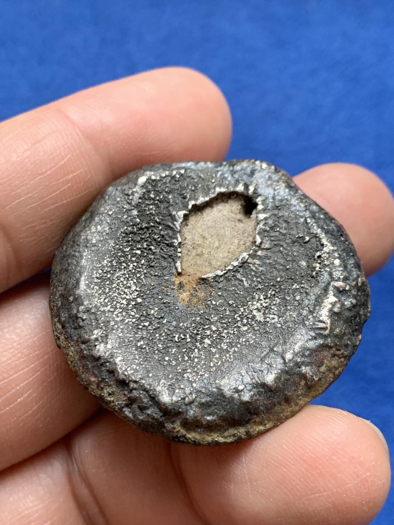 《竞宝斋》第370场 周日，周一 2场连拍 （全场包邮） 兰纳.澜沧王国托克银锭 17至18世纪铸行于兰纳和澜沧王国(今泰北及老挝)，先在半圆形模具中浇铸后在铸锭边缘打孔以便于穿串保存使用。重约64.3克，36.8*10毫米。相当于同时期泰南4铢银以及云南2两银锭！该类通常顶部呈银黑色，底部呈黄棕及红色，这种情况归因于银合金中少量硫化物析出及脱模剂残留。此枚较同品种而言已算高银，近未使用品，包浆浑厚，底部残留原始银光和脱模痕。