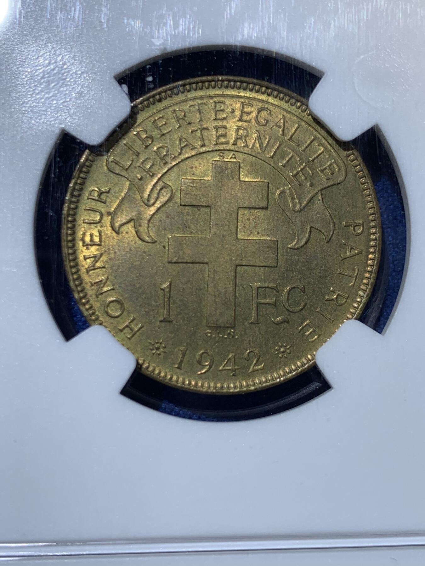 《竞宝斋》第370场 周日，周一 2场连拍 （全场包邮） 2枚一对 NGC MS64/MS65 法属赤道非洲 1942年 50生丁+1法郎 黄铜版一对 好品种一次配好