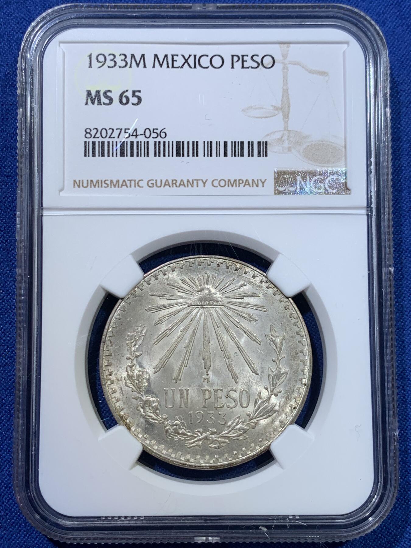 《竞宝斋》第370场 周日，周一 2场连拍 （全场包邮） NGC MS65 墨西哥1933M小鹰洋1比索银币 经典图案 两面转光 包浆非常不错 高分不易 年份也不错