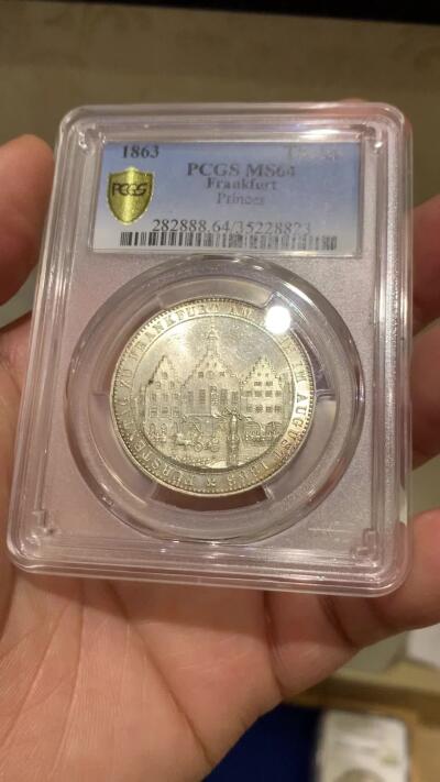 《竞宝斋》第370场 周日，周一 2场连拍 （全场包邮） PCGS MS64 德国1863年法兰克福王子议会泰勒银币，底板状态漂亮，经典的法兰克福市政厅。