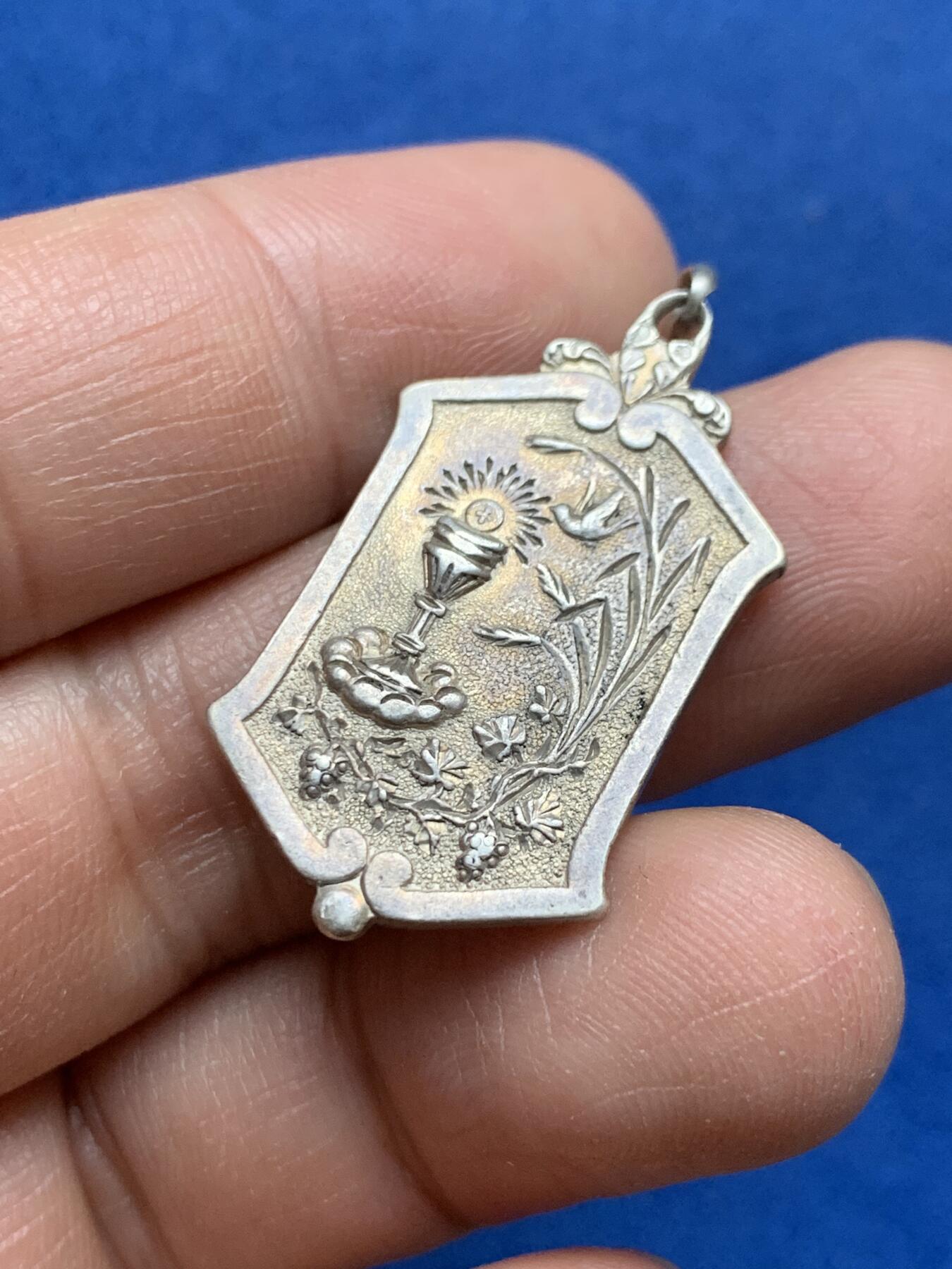 《竞宝斋》第370场 周日，周一 2场连拍 （全场包邮） 1884年银质奖牌 带吊环重约6.2克 造型别致