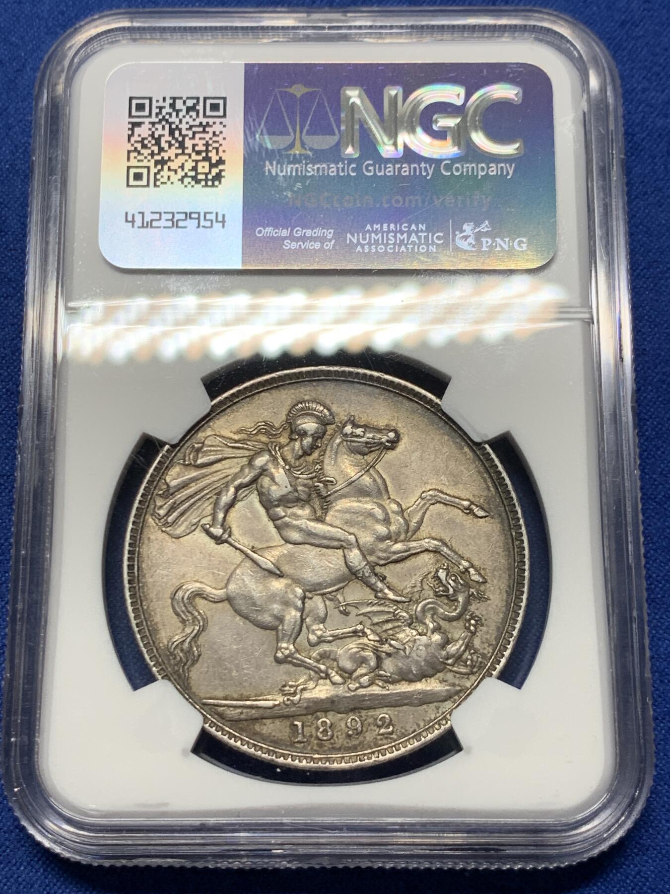 《竞宝斋》第370场 周日，周一 2场连拍 （全场包邮） NGC AU55 英国1892年维多利亚女王高冠版1克朗马剑银币