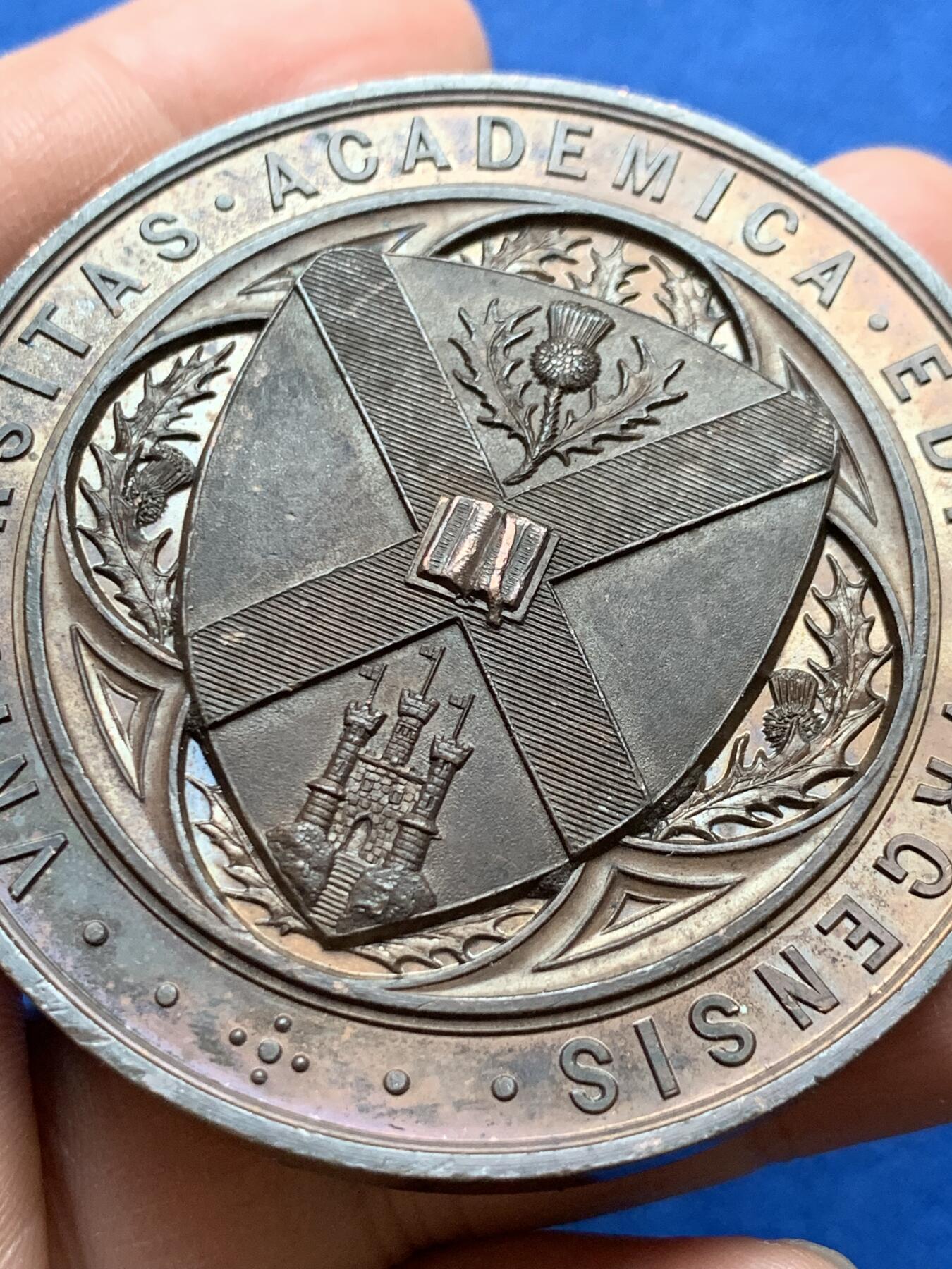 《竞宝斋》第370场 周日，周一 2场连拍 （全场包邮） 1884 年爱丁堡大学三百周年纪念奖章，52mm，92.1克