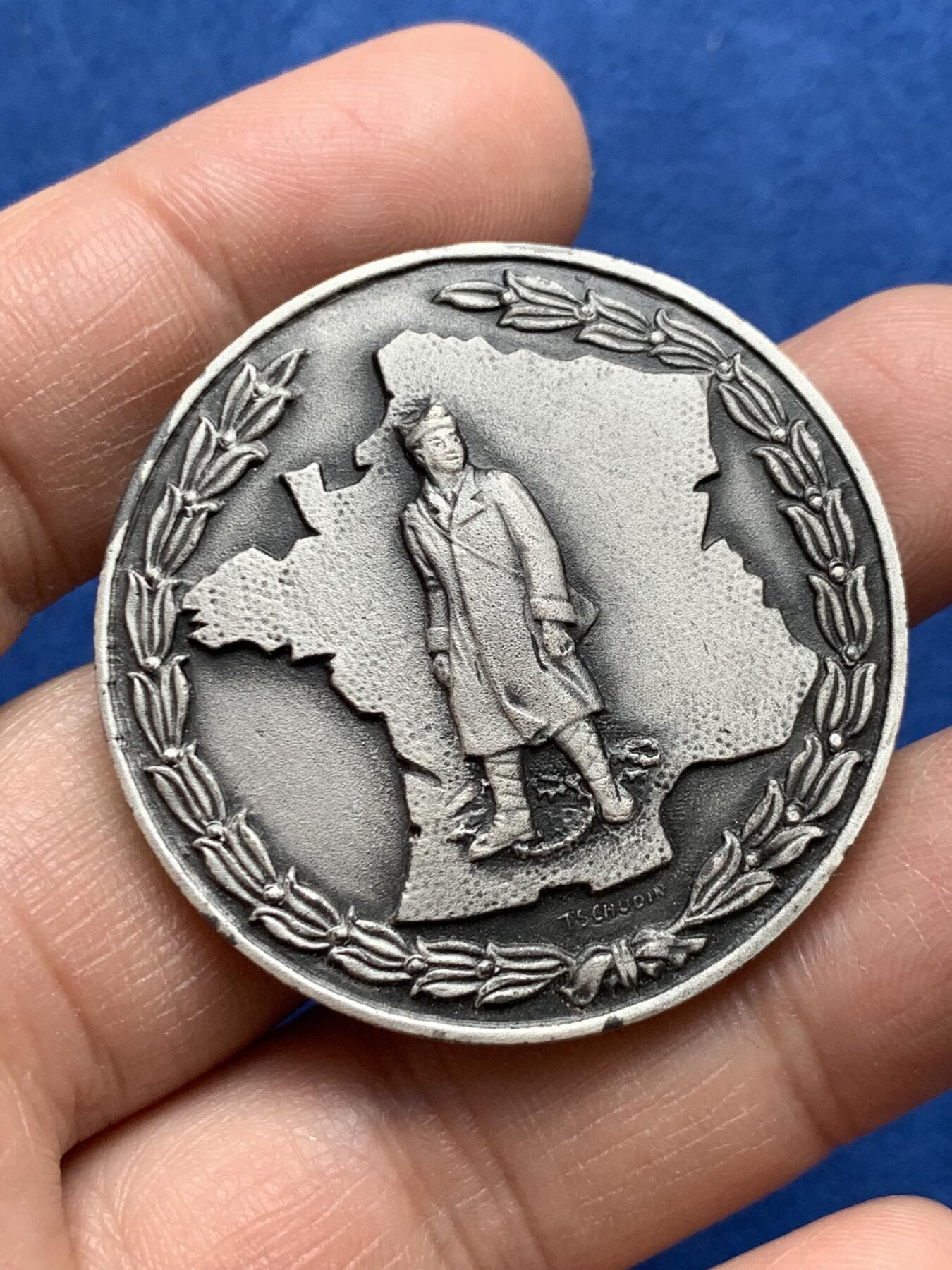 《竞宝斋》第370场 周日，周一 2场连拍 （全场包邮） 法国二战国家战俘联盟纪念银章 带盒 菱形野猪头银标 47.85克 41.5mm