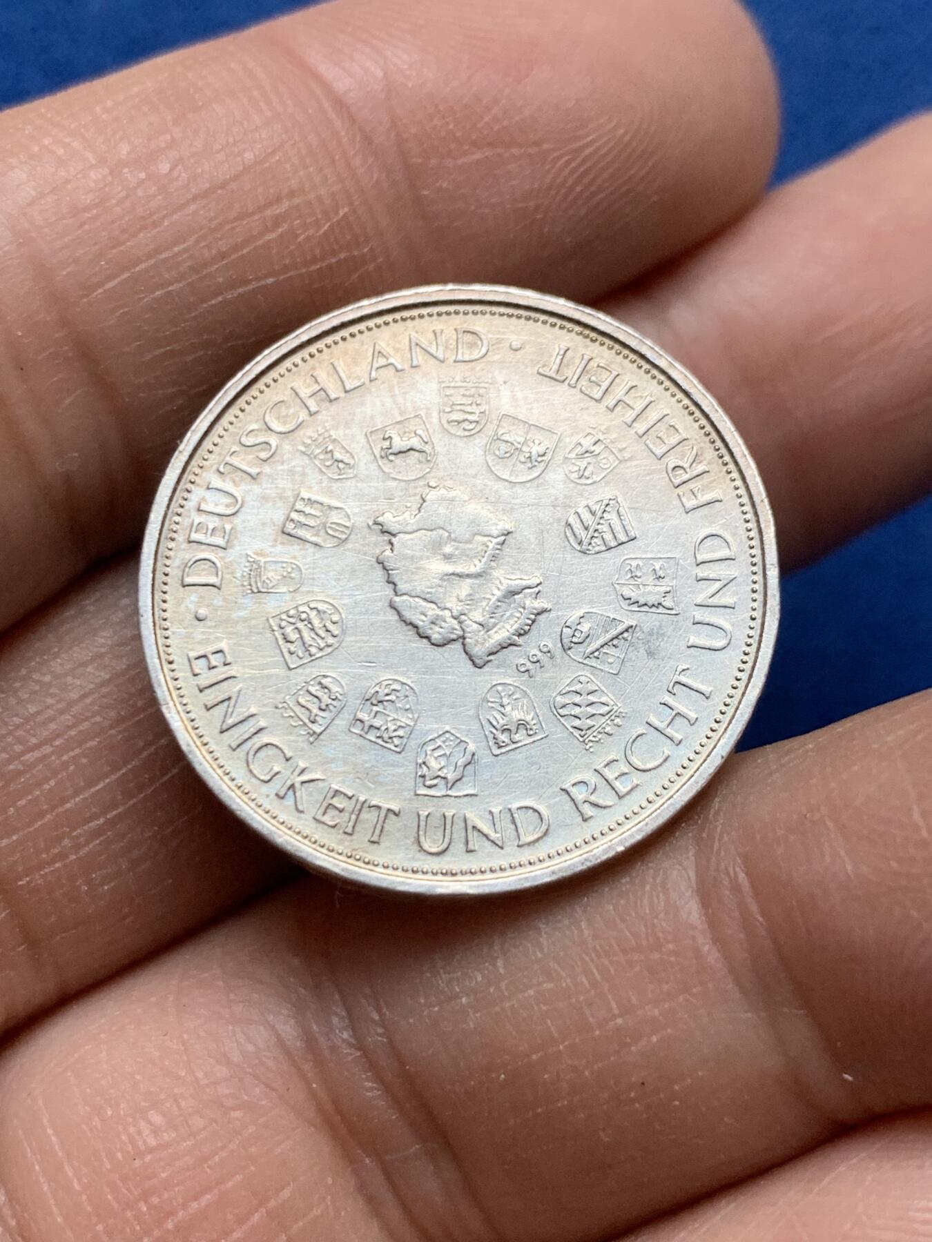 《竞宝斋》第370场 周日，周一 2场连拍 （全场包邮） 	德意志联邦共和国 银质纪念章 美国 1969 登月图案 999纯银 10克 26mm