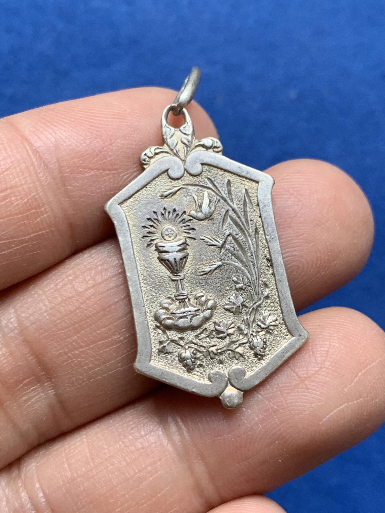 《竞宝斋》第370场 周日，周一 2场连拍 （全场包邮） 1884年银质奖牌 带吊环重约6.2克 造型别致